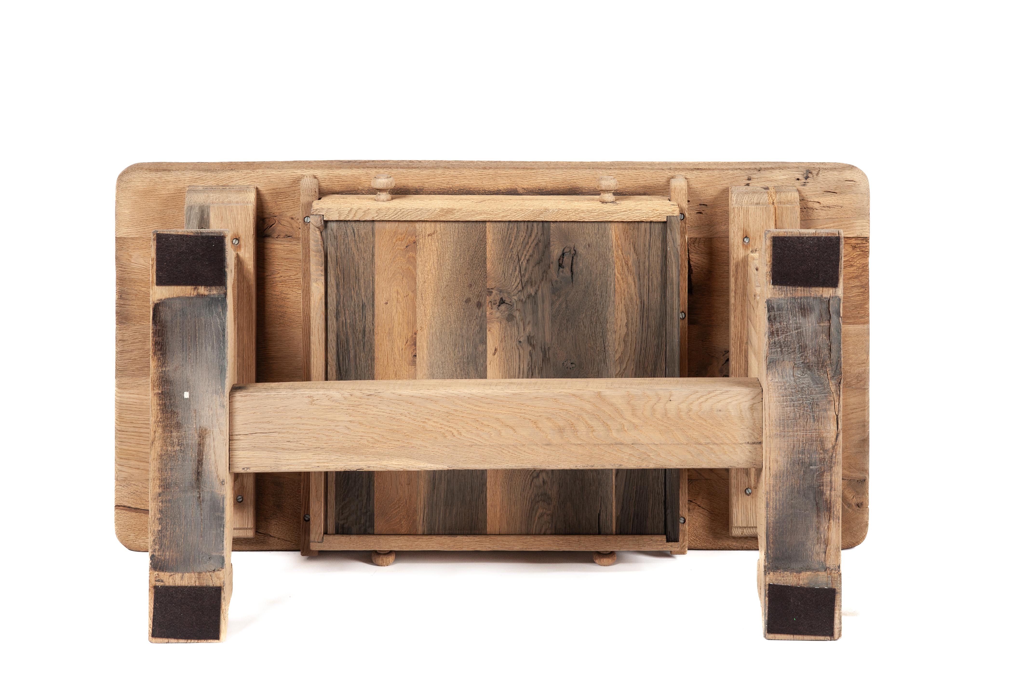 20ième siècle Table basse rustique en chêne massif patiné du milieu du 20ème siècle avec tiroir en vente