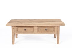 Table basse rustique vintage du milieu du 20e siècle en chêne vieilli avec deux tiroirs