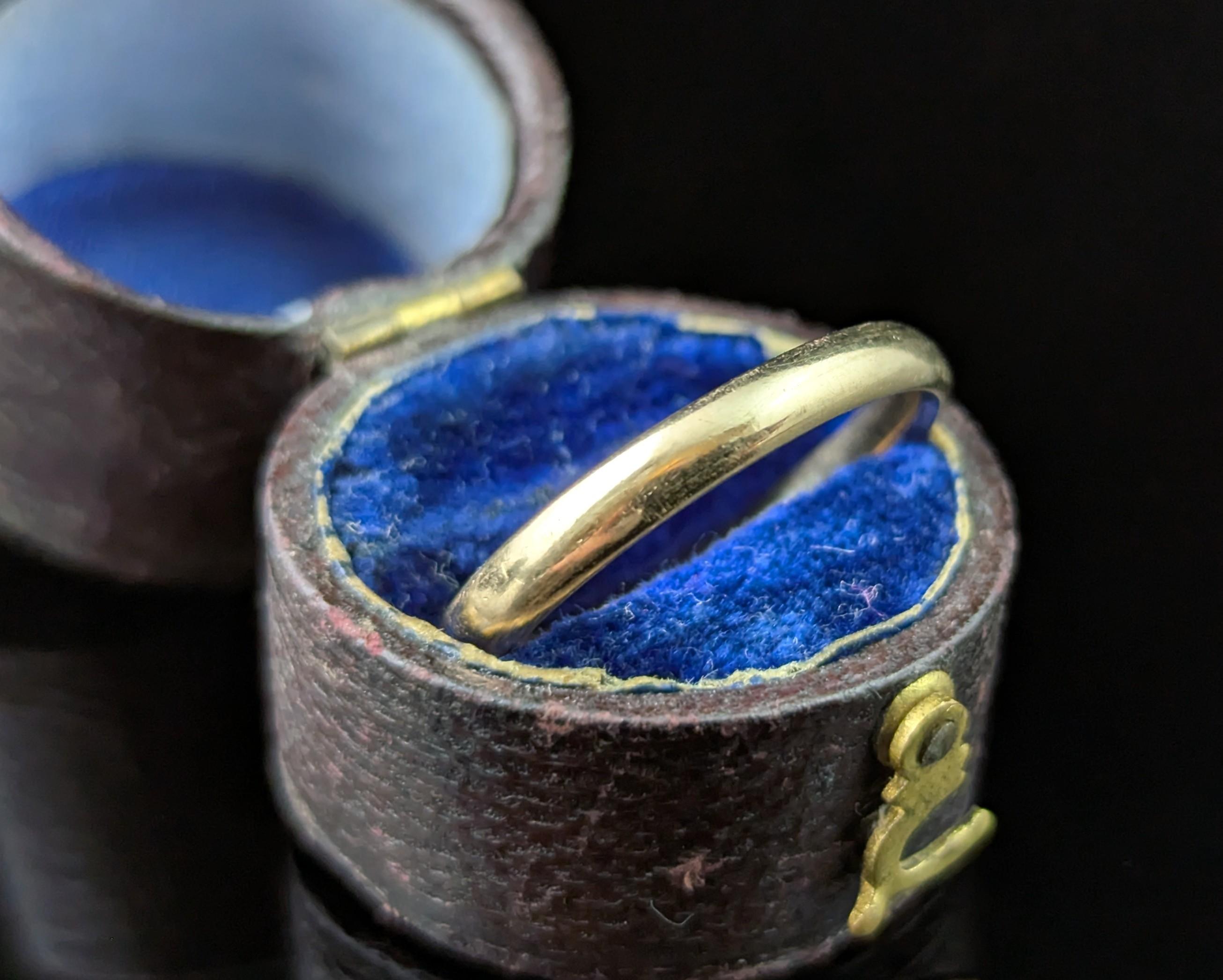 A gorgeous vintage 9ct gold band ring.

It is a nice slim band style ring with a rich gold tone to it and an attractive D shape profile.

Perfect as a stacker as well as for its intended purpose if a wedding ring.

The gold is lovely and smooth with
