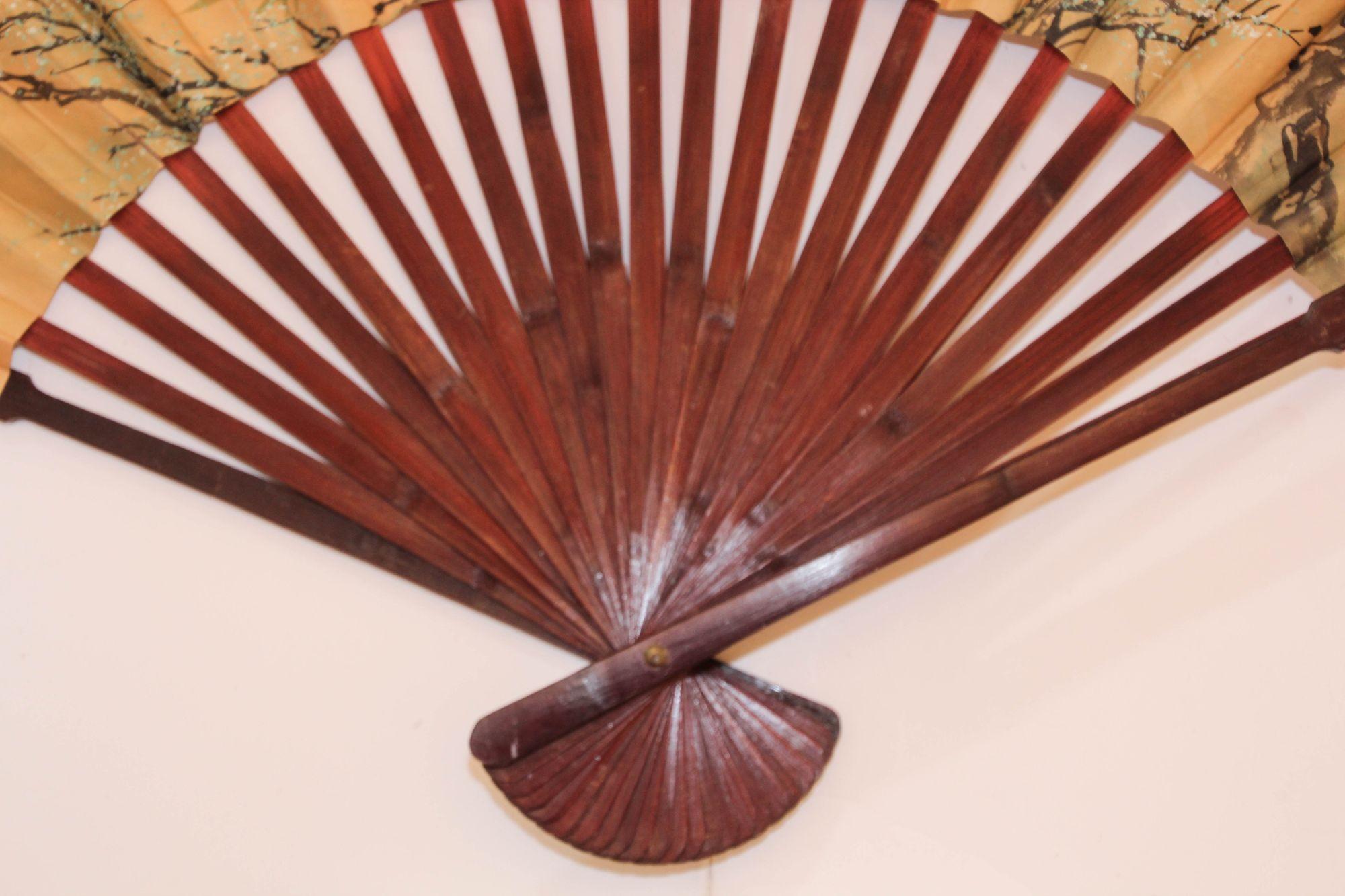 Mid-20th century hand-painted lacquered wood and heavy paper large decorative fan.
Vintage Asian Extra Large Hand Painted Folding Fan Art.
Stunning vintage Asian large hand-painted folding wall fan chinoiserie.
In good vintage condition! This