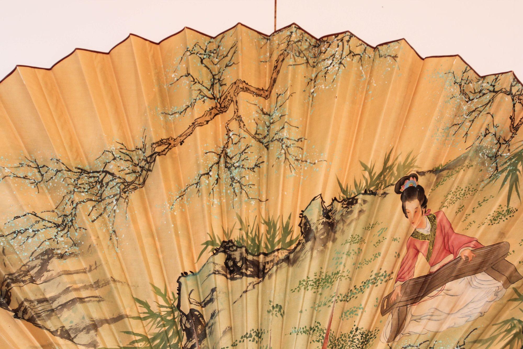 Asiatique Grand éventail mural pliant vintage asiatique peint à la main, milieu du 20e siècle en vente
