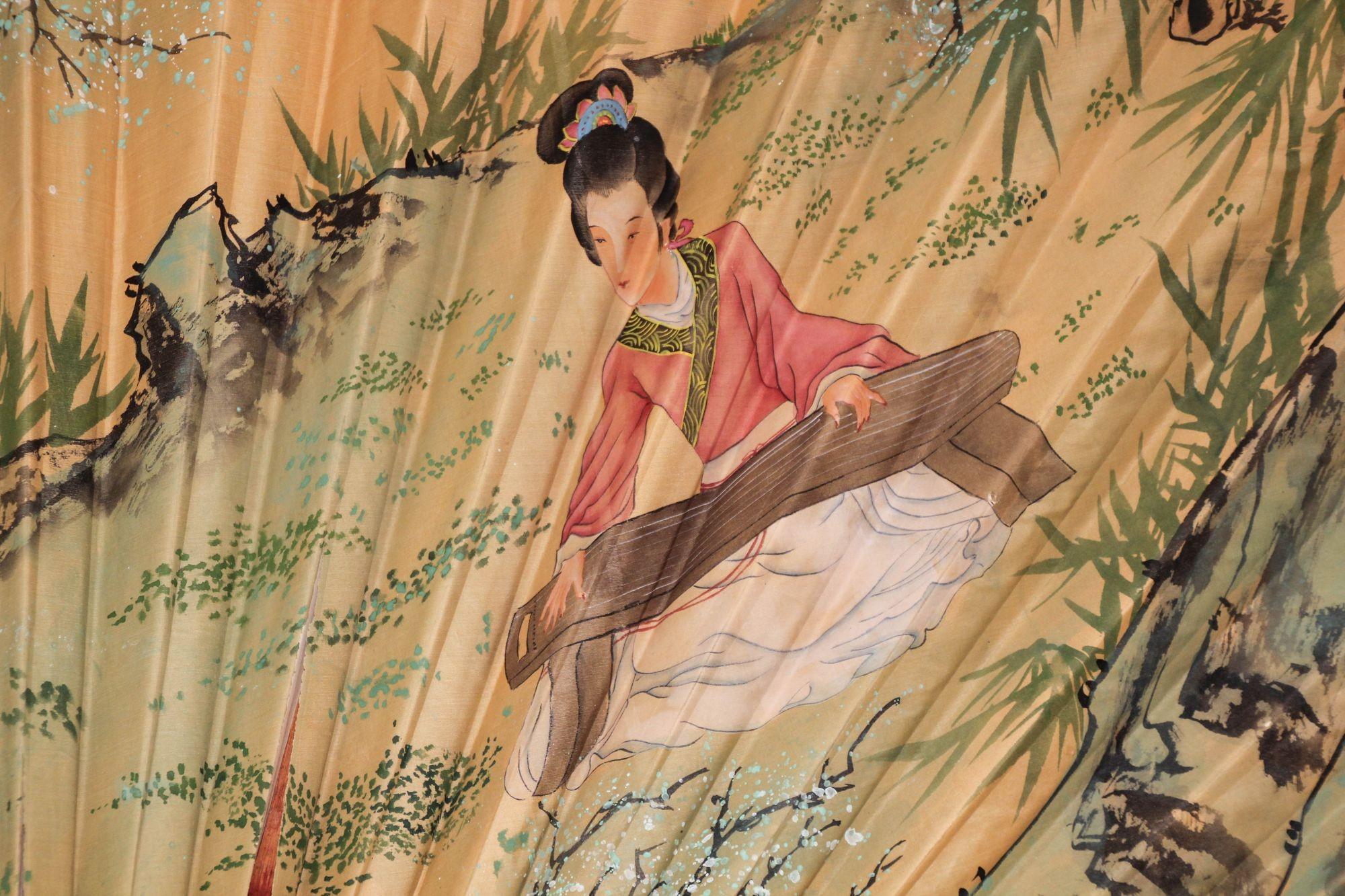 Peint à la main Grand éventail mural pliant vintage asiatique peint à la main, milieu du 20e siècle en vente