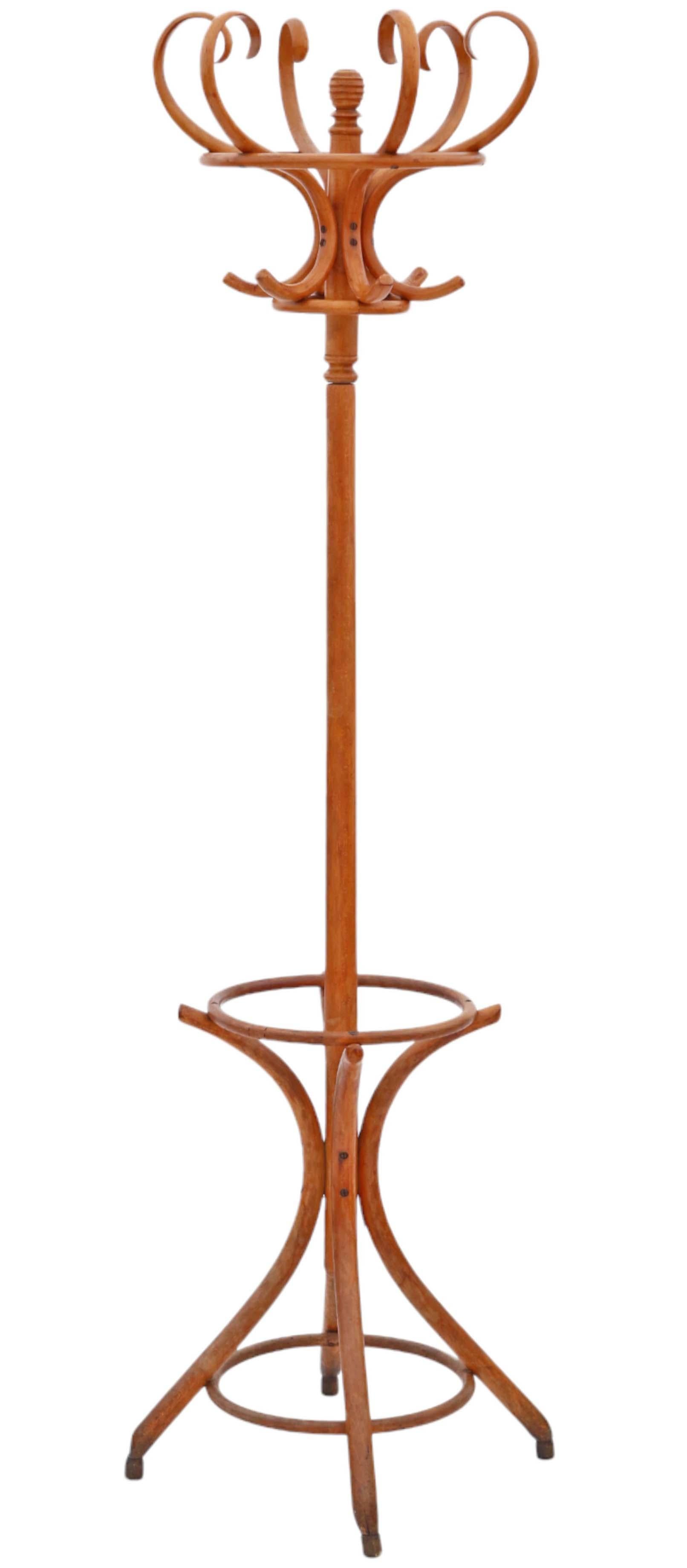 Porte-manteau, manteau ou porte-chapeau en bois courbé de qualité du milieu du 20e siècle avec un attrait vintage.

Solide et robuste, ne présentant pas de signes de joints lâches.

Dimensions Maximum :

Diamètre du plateau : 51cm
Diamètre de la