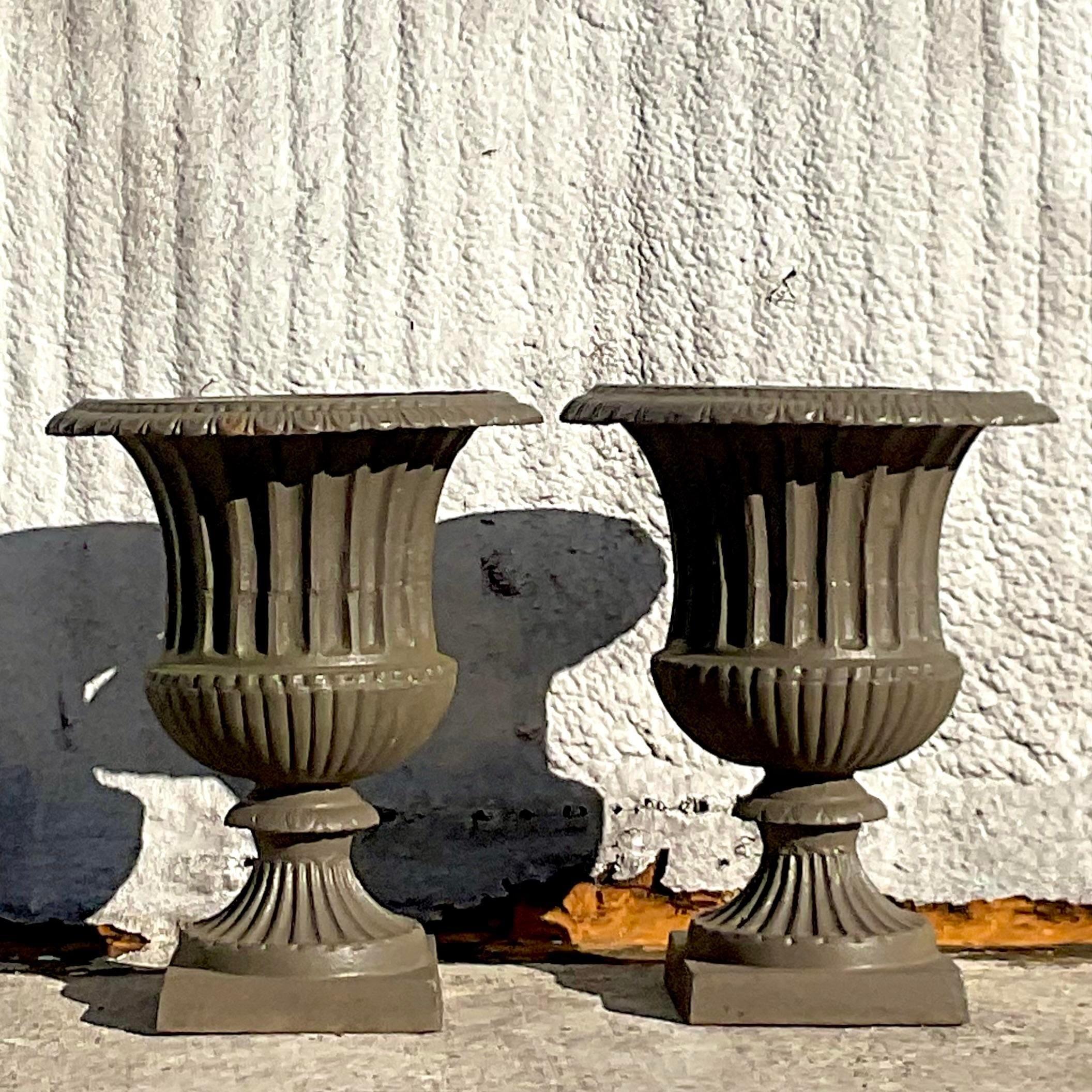 Ein atemberaubendes Paar Vintage-Urnen aus Schmiedeeisen. Schönes geriffeltes Detail mit ostergrauer Glanzoberfläche. Perfekt für drinnen und draußen. Sie entscheiden! Erworben aus einem Nachlass in Connecticut