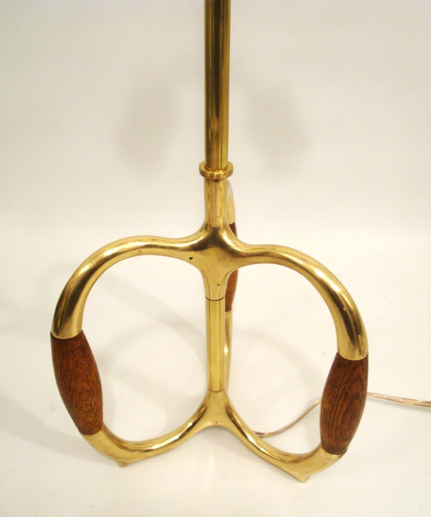 Vintage Mid-20th Century Brass and Oak Wood Table Lamp. 1960´s For Sale 4