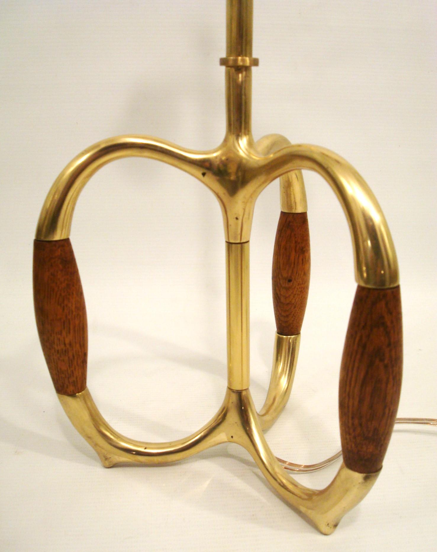 Vintage Mid-20th Century Brass and Oak Wood Table Lamp. 1960´s For Sale 5