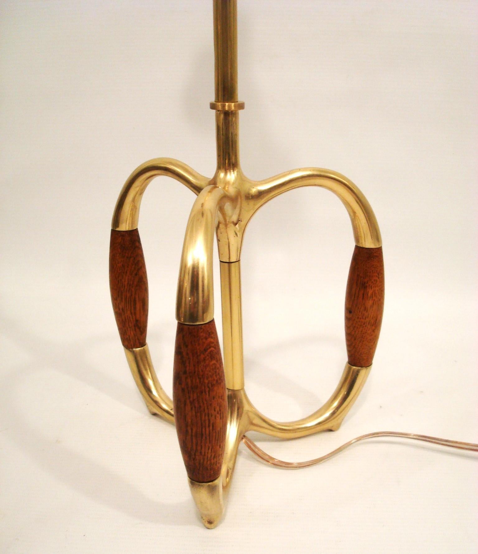 Vintage Mid-20th Century Brass and Oak Wood Table Lamp. 1960´s For Sale 6