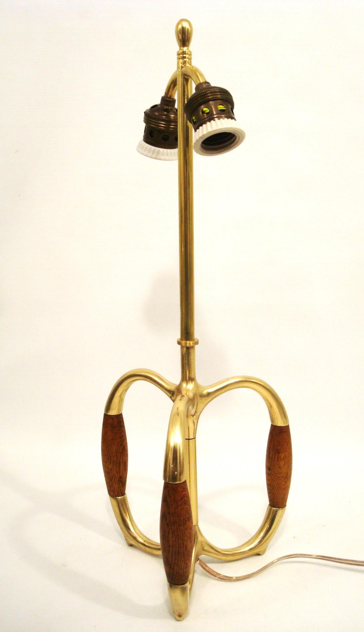 Vintage Mid-20th Century Brass and Oak Wood Table Lamp. 1960´s For Sale 7