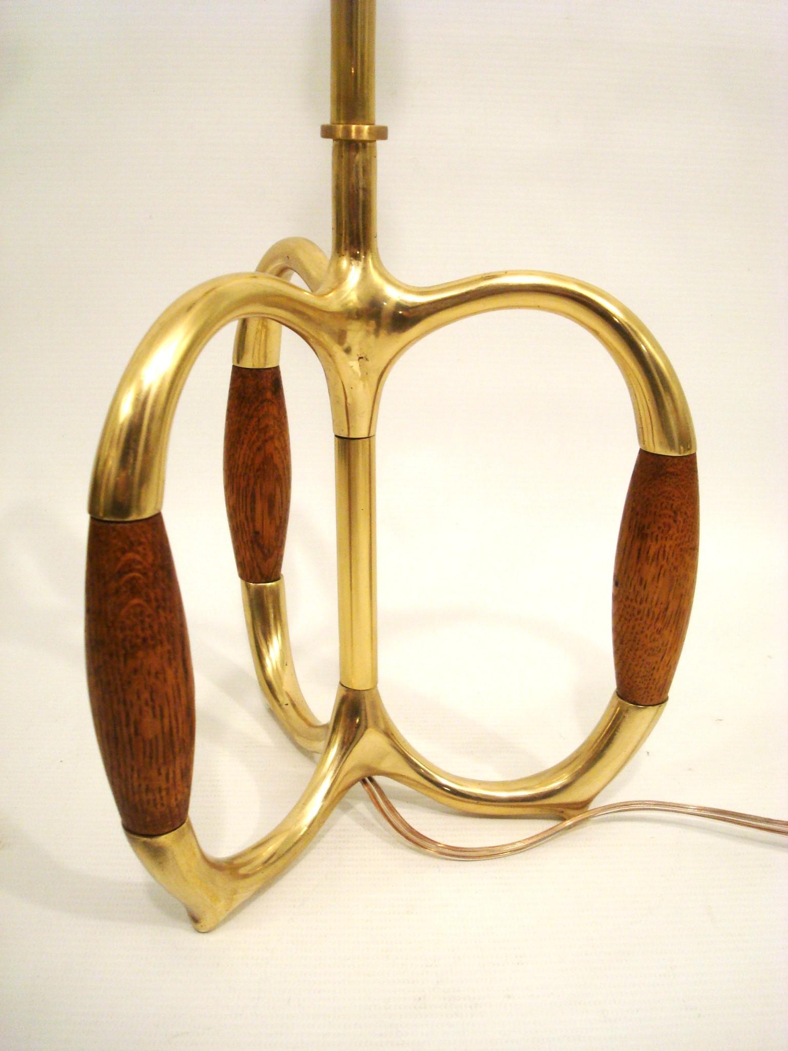 Vintage Mid-20th Century Brass and Oak Wood Table Lamp. 1960´s For Sale 8
