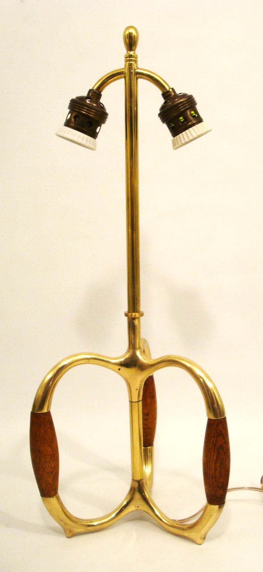 Mid-Century Modern Vintage Mid-20th Century Brass and Oak Wood Table Lamp. 1960´s For Sale