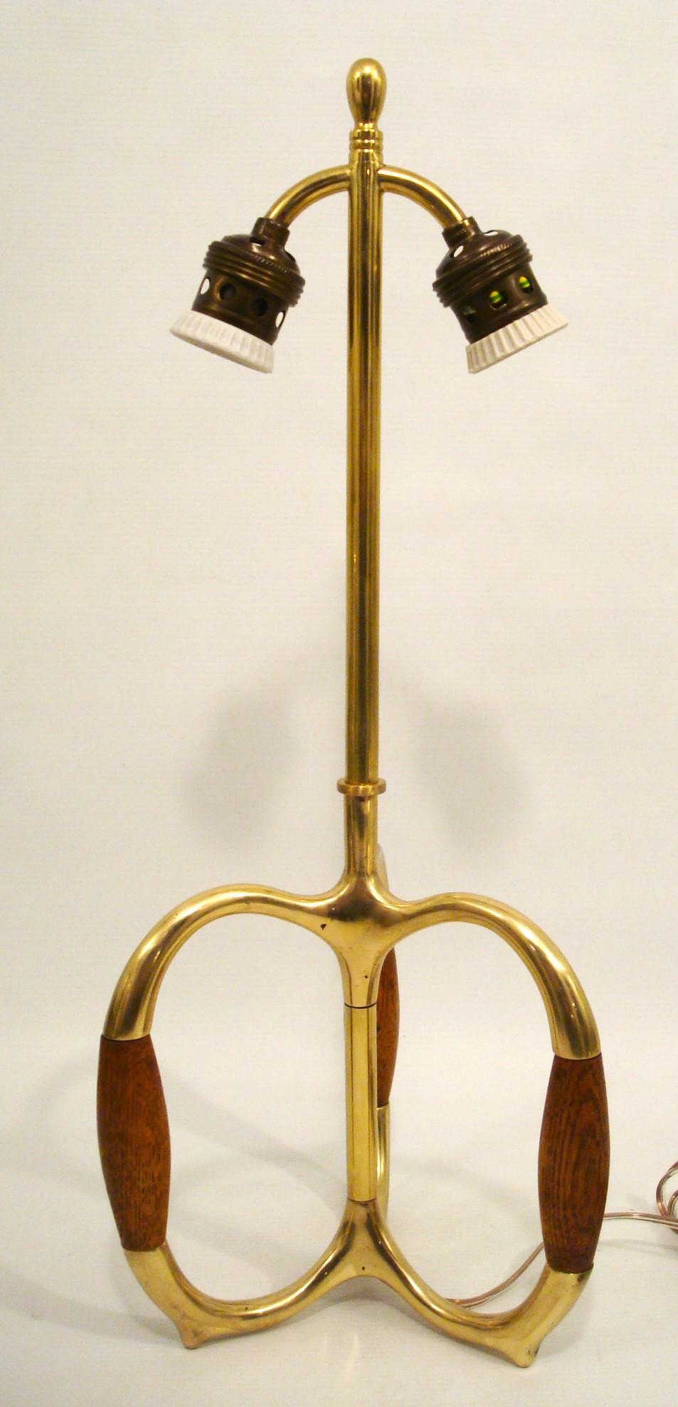 Italian Vintage Mid-20th Century Brass and Oak Wood Table Lamp. 1960´s For Sale