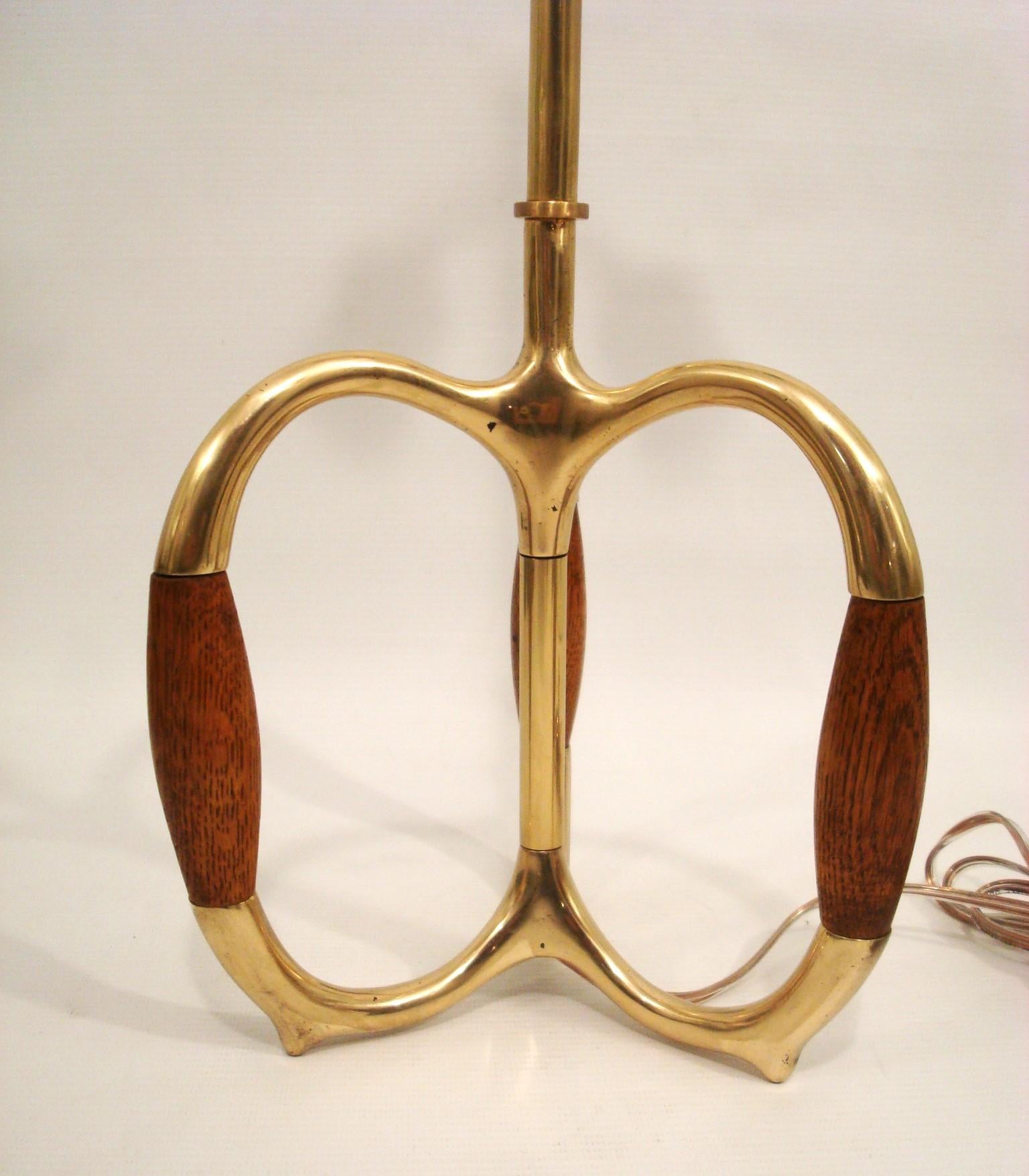 Cast Vintage Mid-20th Century Brass and Oak Wood Table Lamp. 1960´s For Sale