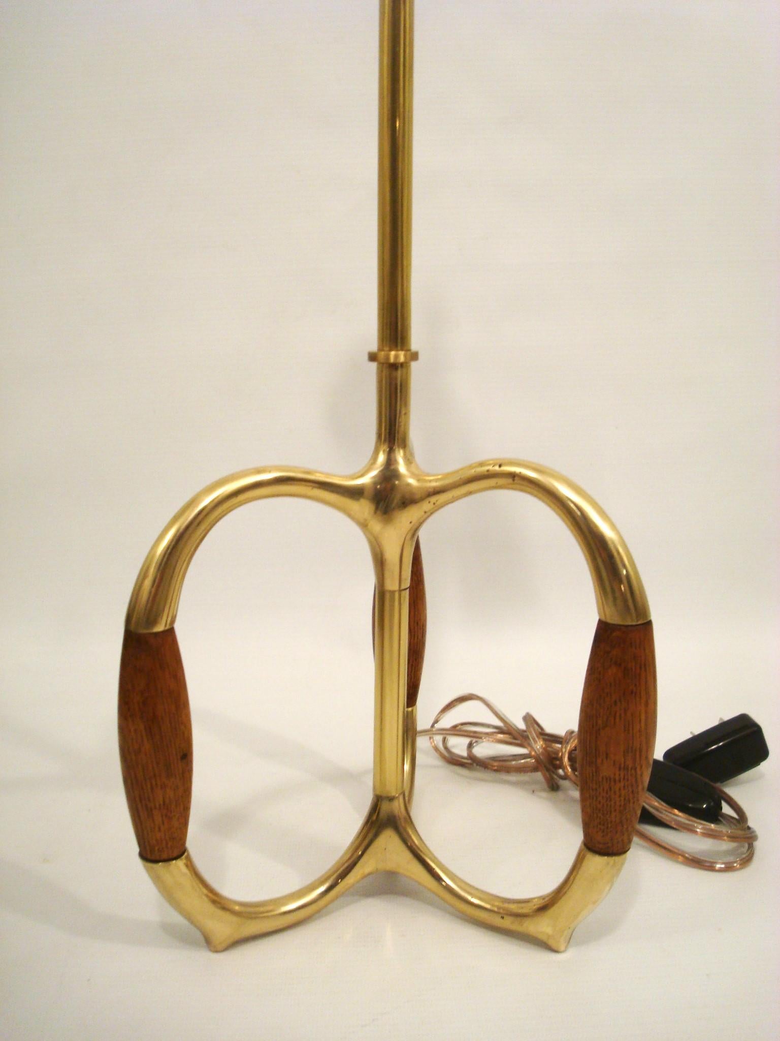 Vintage Mid-20th Century Brass and Oak Wood Table Lamp. 1960´s In Good Condition For Sale In Buenos Aires, Olivos