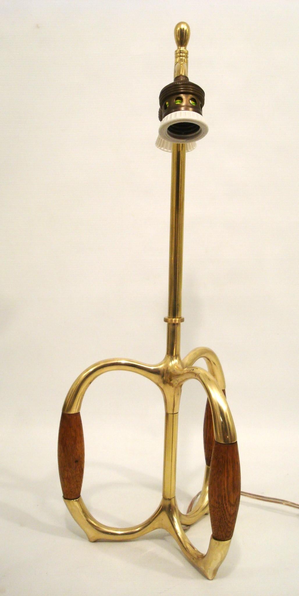 Vintage Mid-20th Century Brass and Oak Wood Table Lamp. 1960´s For Sale 1