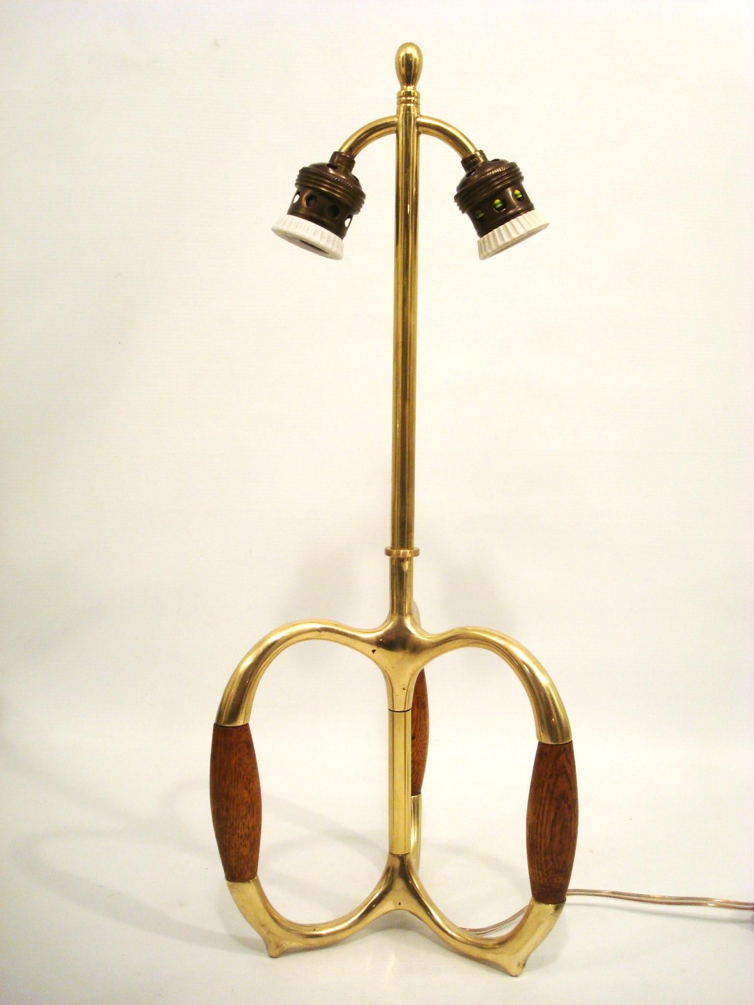 Vintage Mid-20th Century Brass and Oak Wood Table Lamp. 1960´s For Sale 2