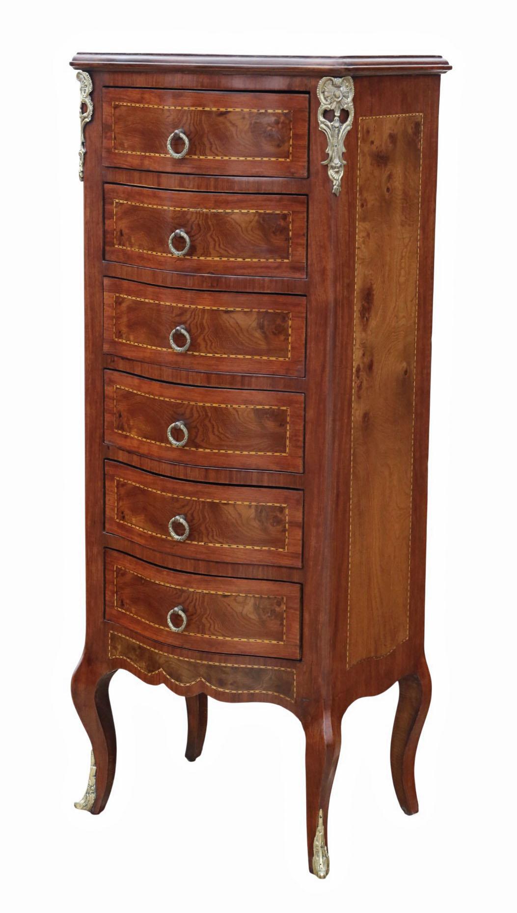 Vintage Mid-20th Century Burr Walnut Serpentine Wellington Chest of Six Drawers - European Cabinet

Une belle et rare trouvaille décorative, cette commode Wellington en ronce de noyer à façade serpentine du milieu du 20e siècle est pleine de charme,