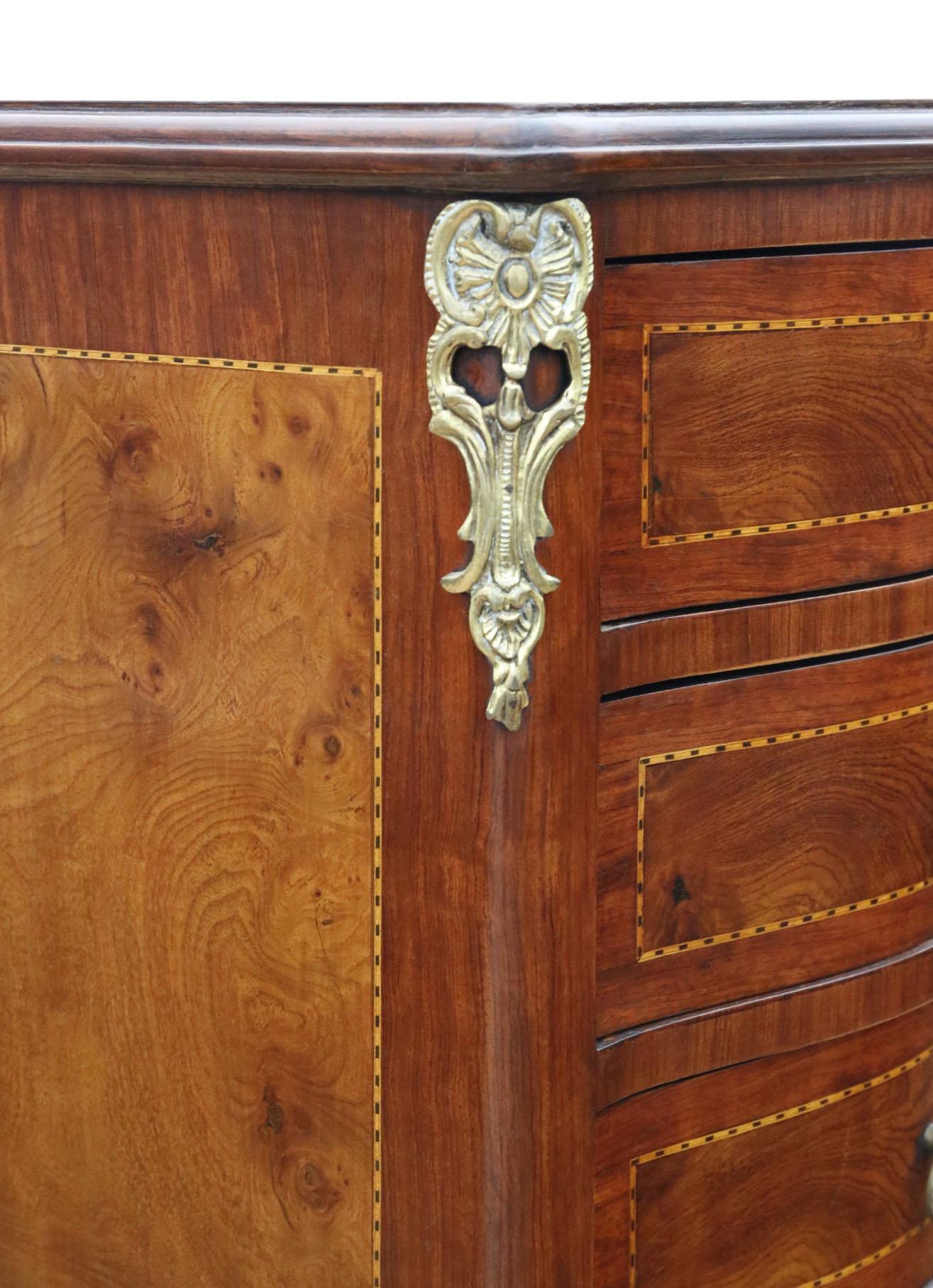 Bois Vintage Mid-20th Century Ronce de noyer Serpentine Commode Wellington à six tiroirs en vente