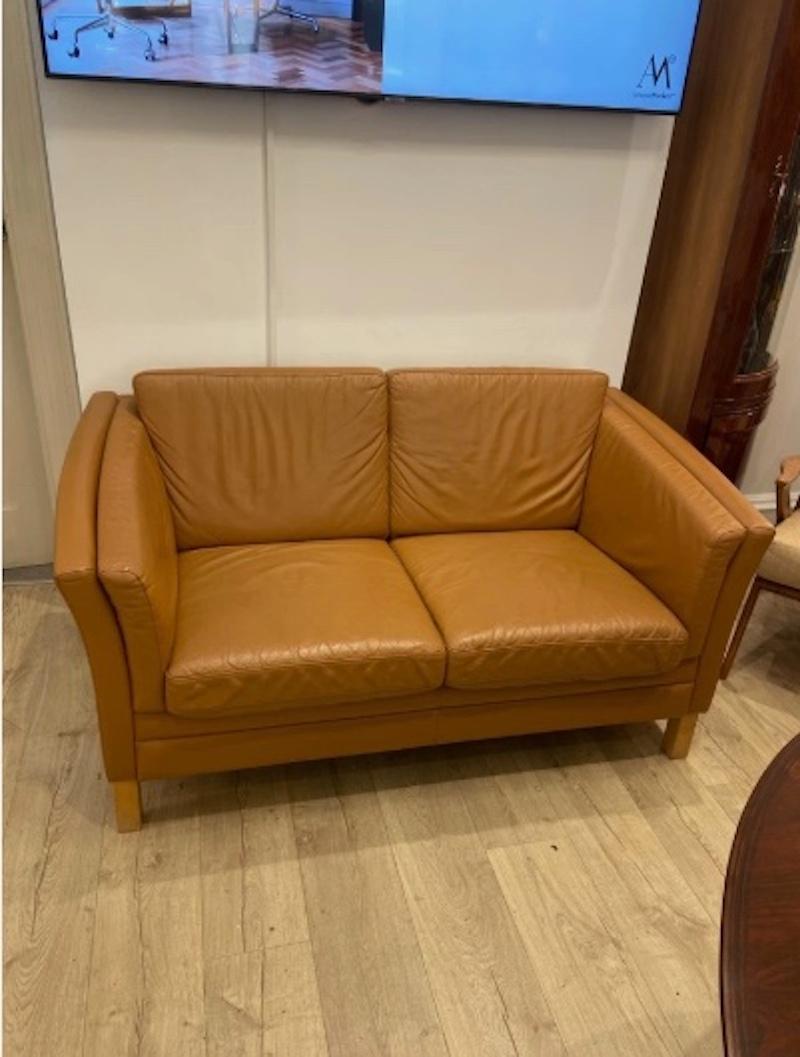 Mid-Century moderno Divano vintage danese a due posti in pelle marrone della metà del XX secolo in vendita