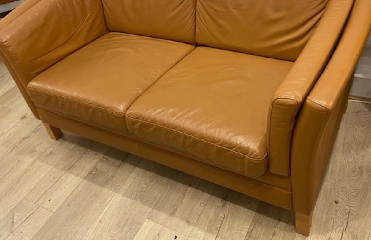 Danese Divano vintage danese a due posti in pelle marrone della metà del XX secolo in vendita