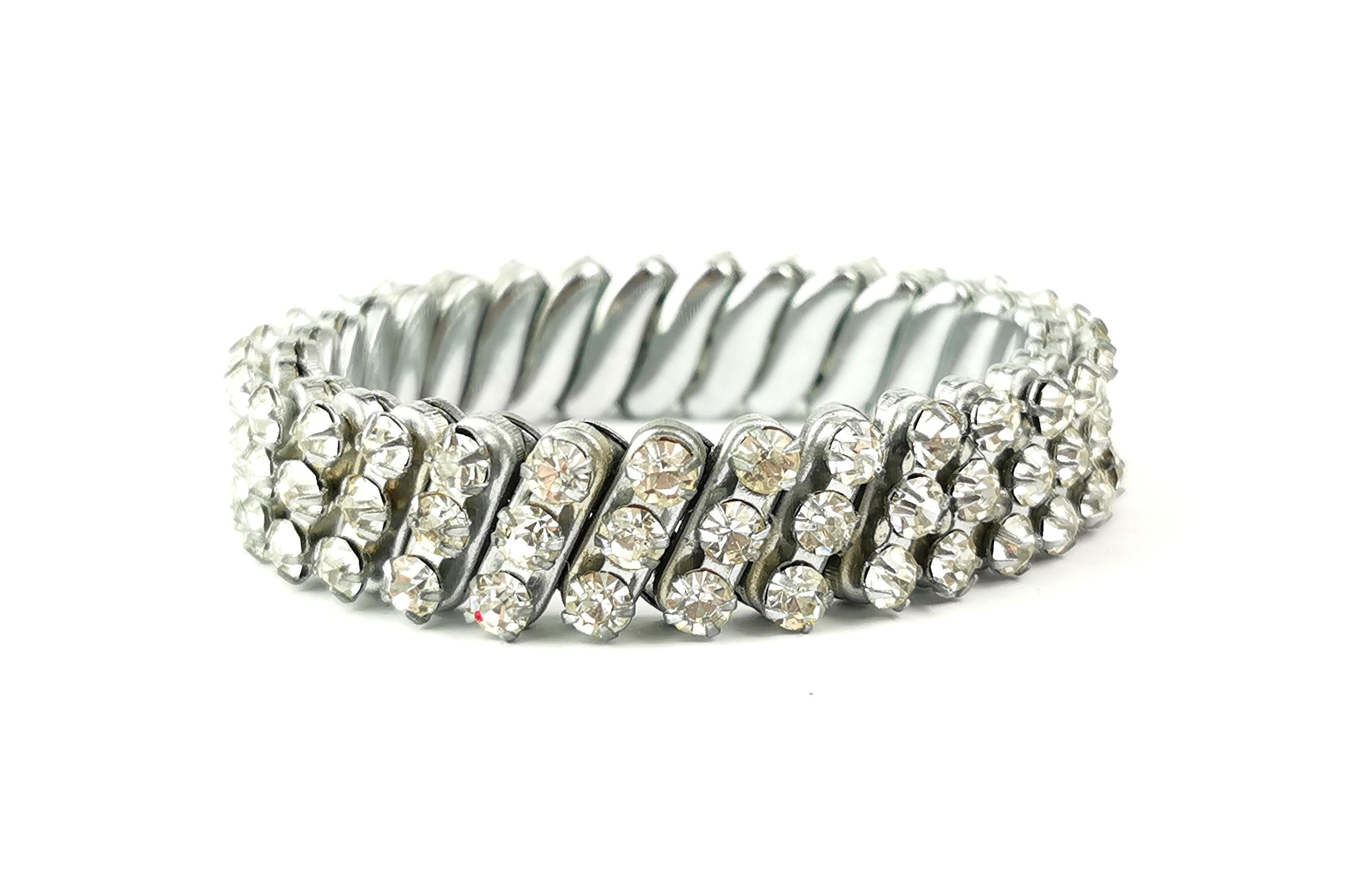 Ein wunderschönes Diamantenarmband aus der Mitte des 20. Jahrhunderts.

Es handelt sich um ein dehnbares Armband aus versilbertem Metall mit dehnbaren Gliedern und schönen klaren, funkelnden Diamanten.

Das perfekte Stück, um jedem Outfit einen