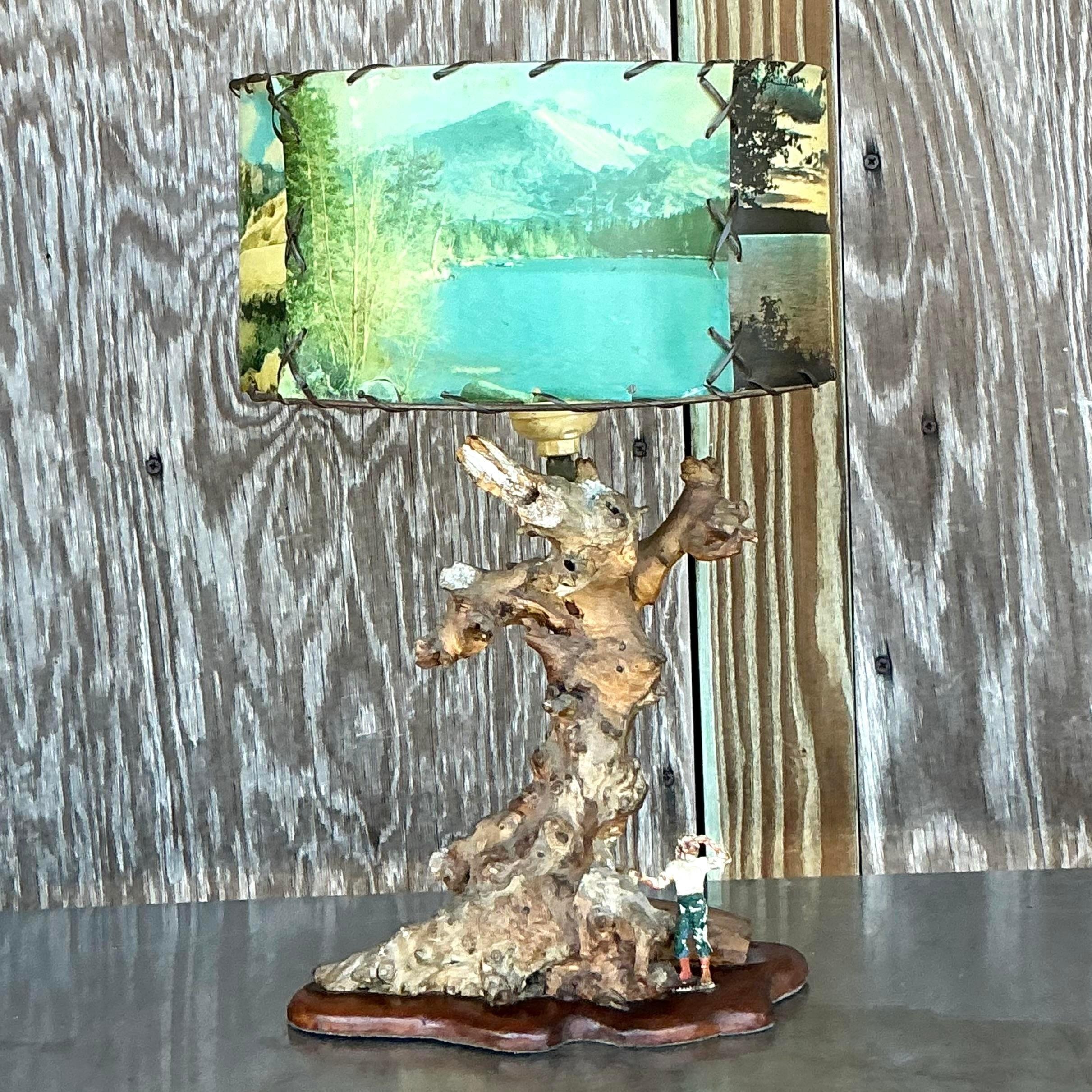 20ième siècle Lampe vintage en bois flotté du milieu du 20e siècle avec abat-jour scénique en vente