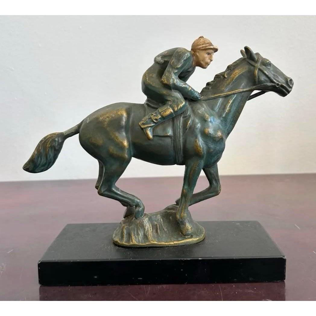 Scultura equestre d'epoca della metà del XX secolo con cavallo e fantino in vendita 4
