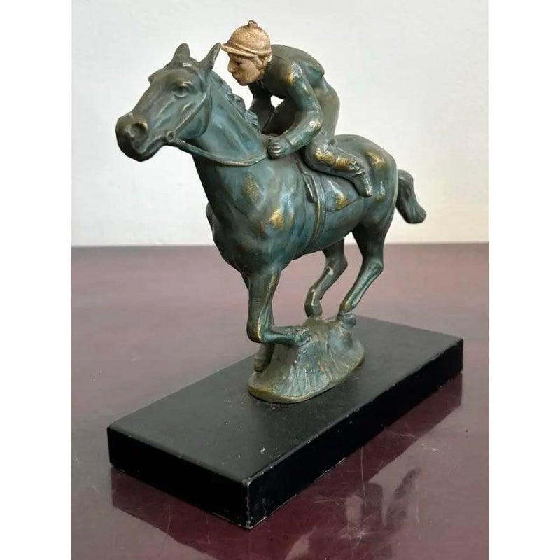 Britannico Scultura equestre d'epoca della metà del XX secolo con cavallo e fantino in vendita
