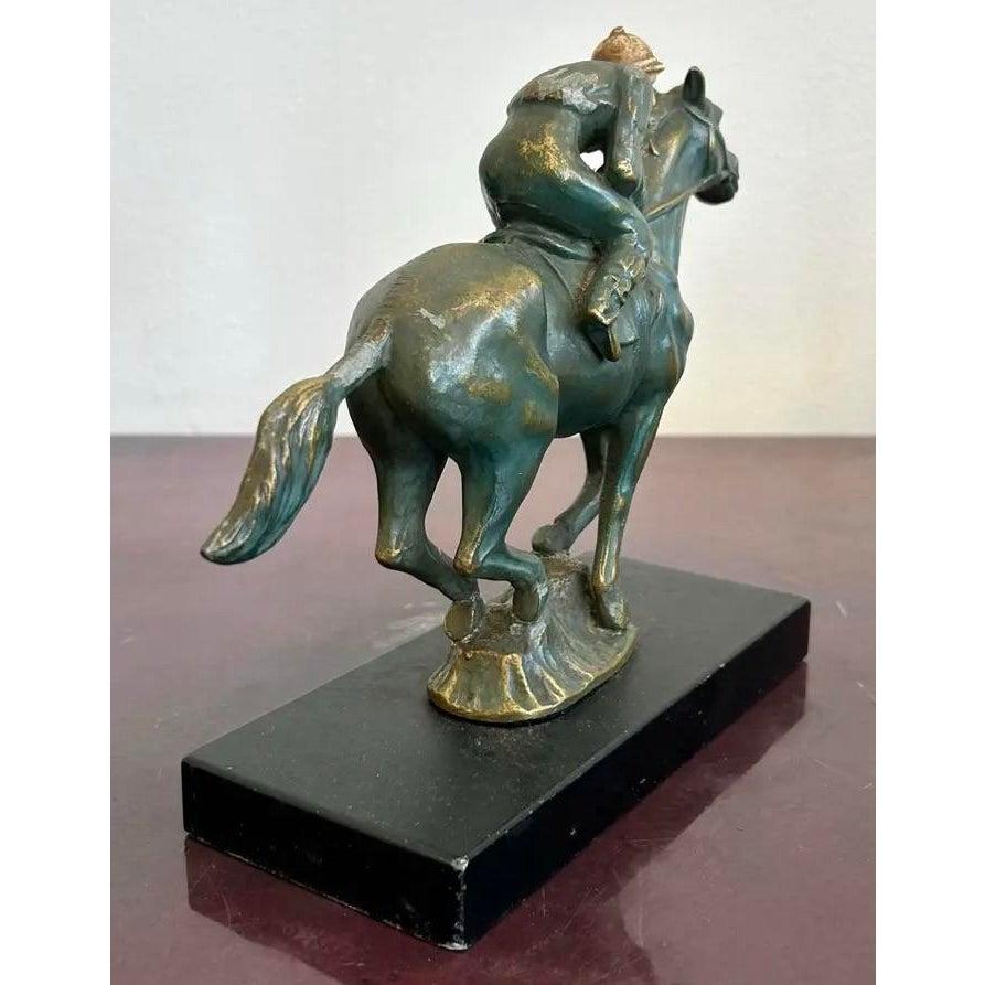 Scultura equestre d'epoca della metà del XX secolo con cavallo e fantino in vendita 1