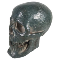 Vieux crâne en marbre sculpté à la main du milieu du 20e siècle