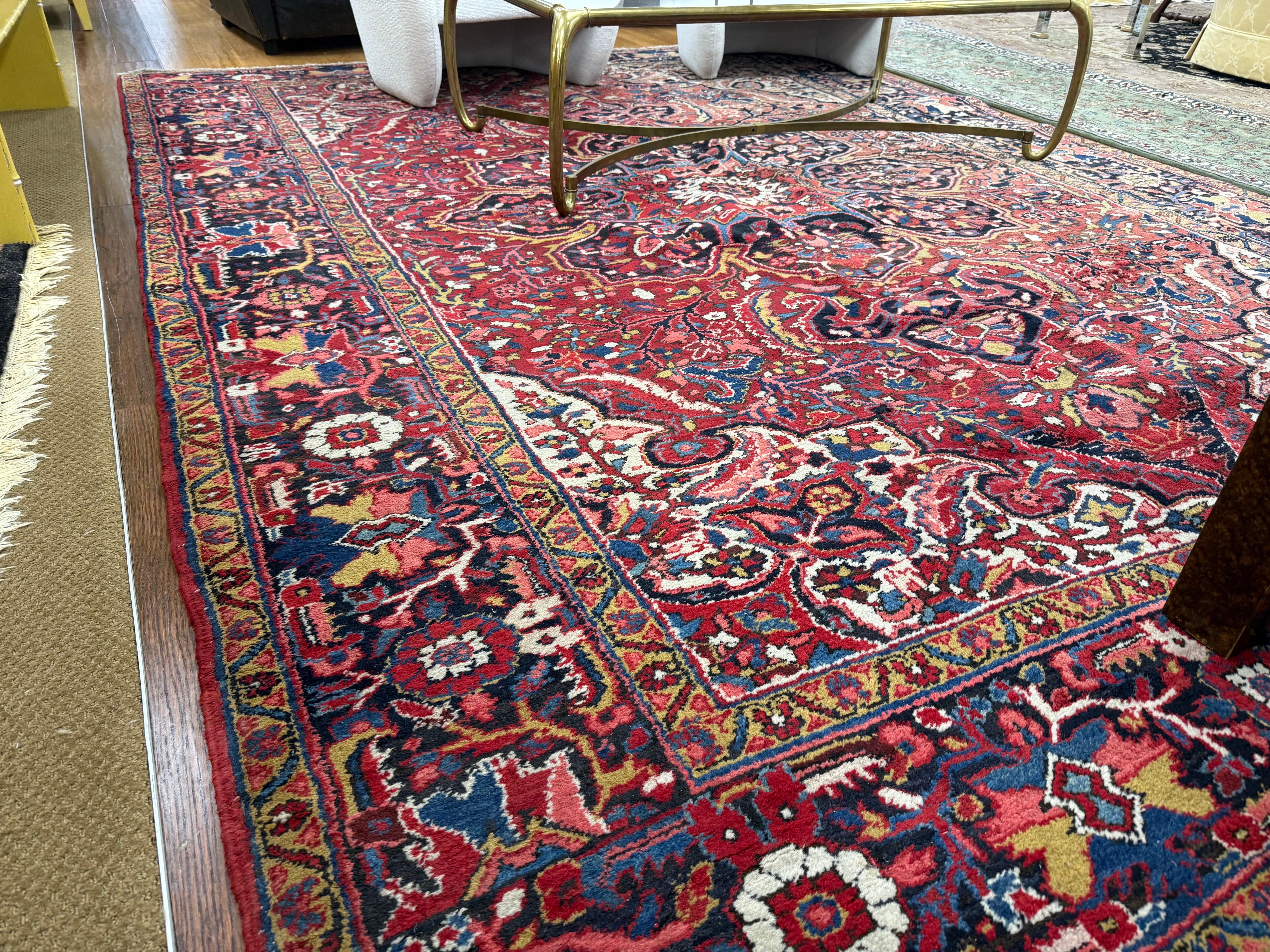 Vintage Mid 20th Century Heriz Persian Rug Carpet 11.4FT x 8.4FT with Medallions In Good Condition For Sale In West Hartford, CT