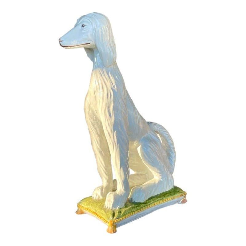 Un favoloso cane vintage a grandezza naturale di MCM. Un elegante cane afgano in ceramica smaltata con finitura in ceramica smaltata. Prodotto in Italia. Acquistata da una proprietà di Palm Beach
