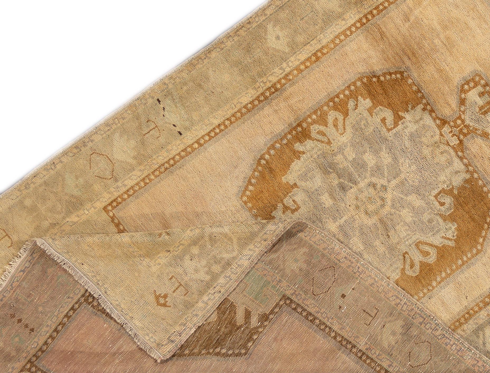Dies ist ein Mitte des 20. Jahrhunderts handgeknüpft Khotan Teppich mit einem beige Farbe und Medaillon geometrische Design. Der Teppich misst 4'6