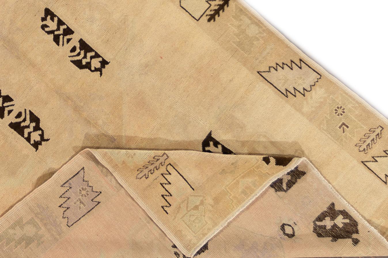 Tappeto Khotan vintage annodato a mano della metà del XX secolo, di colore beige e con disegno all-over. Il tappeto misura 5'3