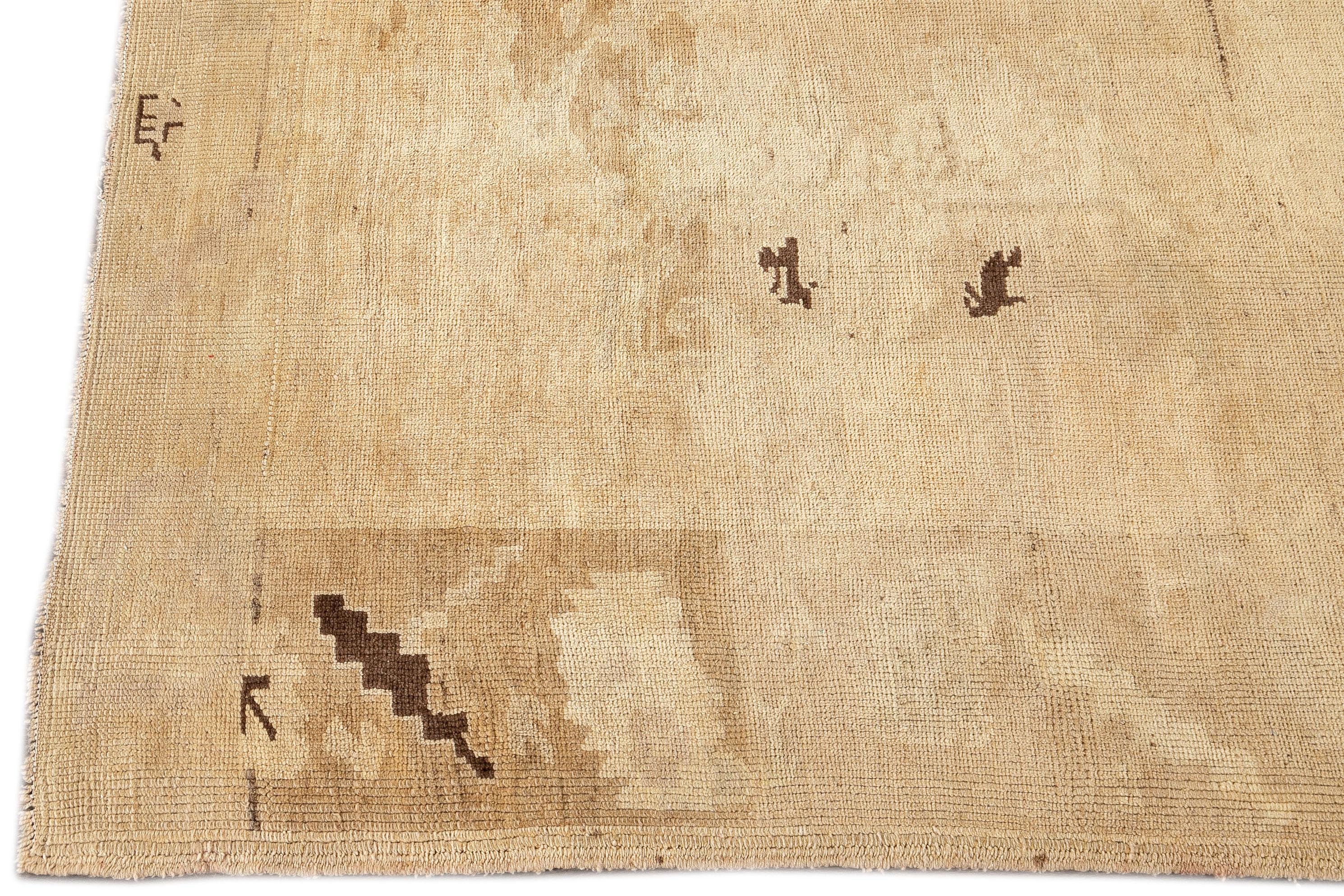 Tapis Khotan vintage du milieu du XXe siècle Bon état - En vente à Norwalk, CT