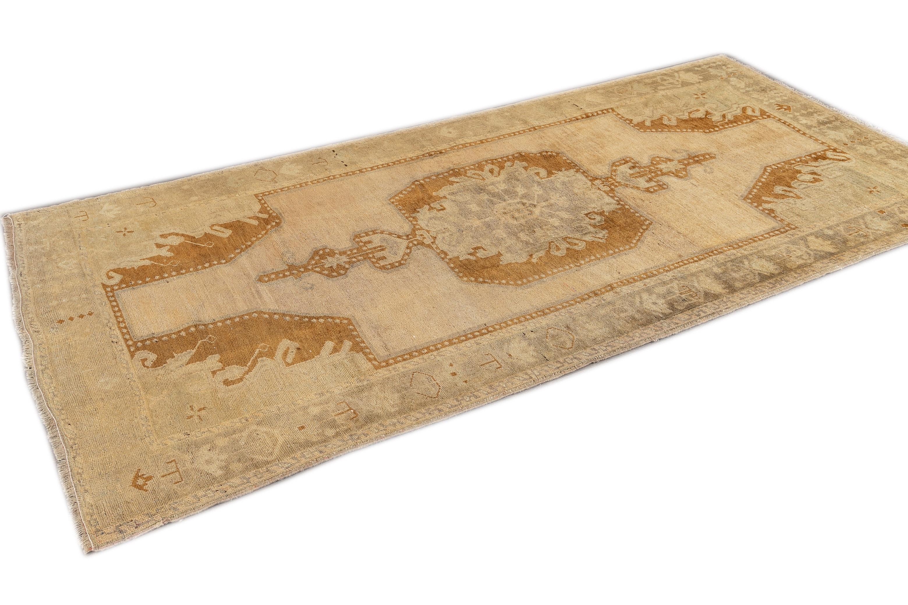 Tapis Khotan vintage du milieu du 20e siècle en vente 1