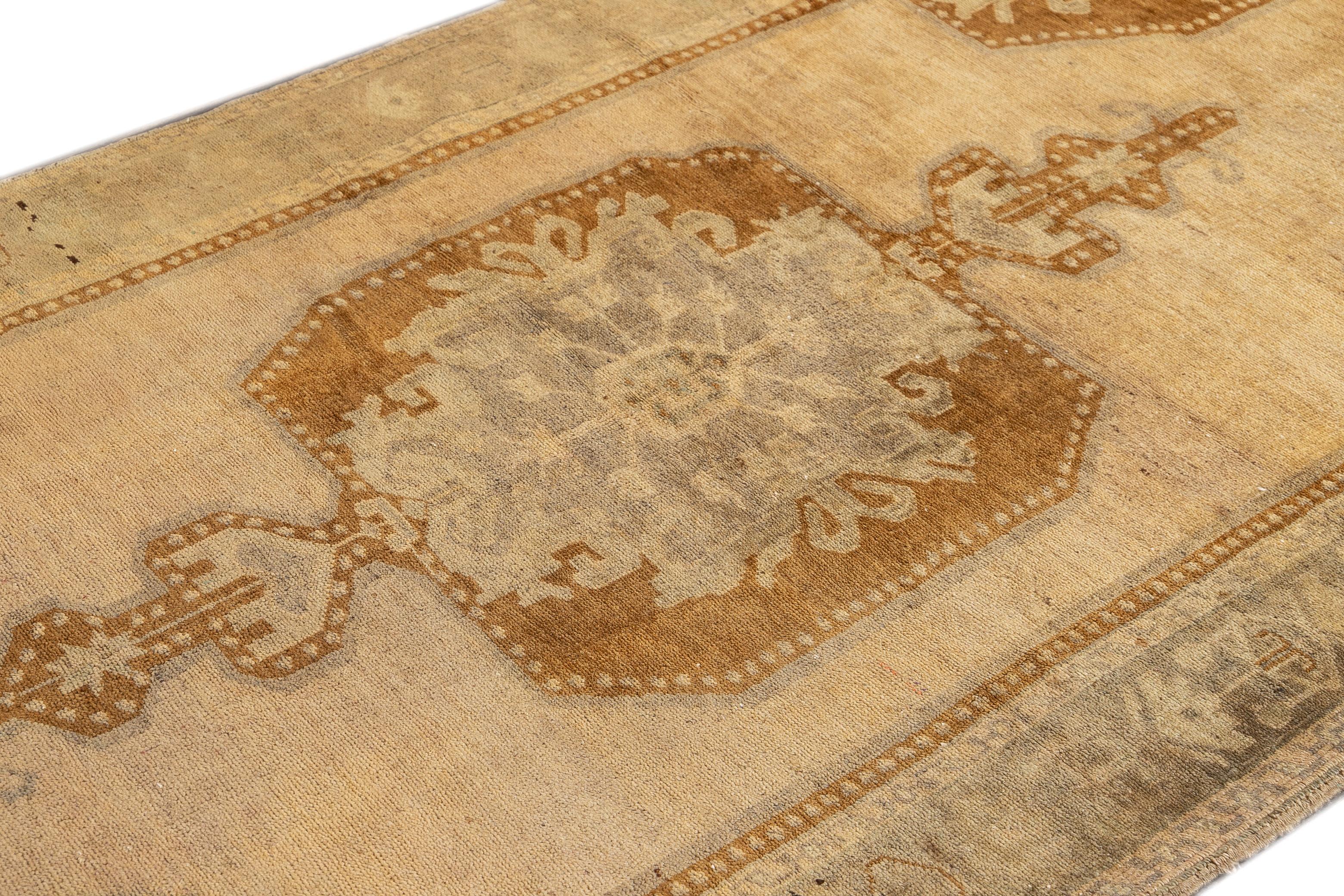 Tapis Khotan vintage du milieu du 20e siècle en vente 2