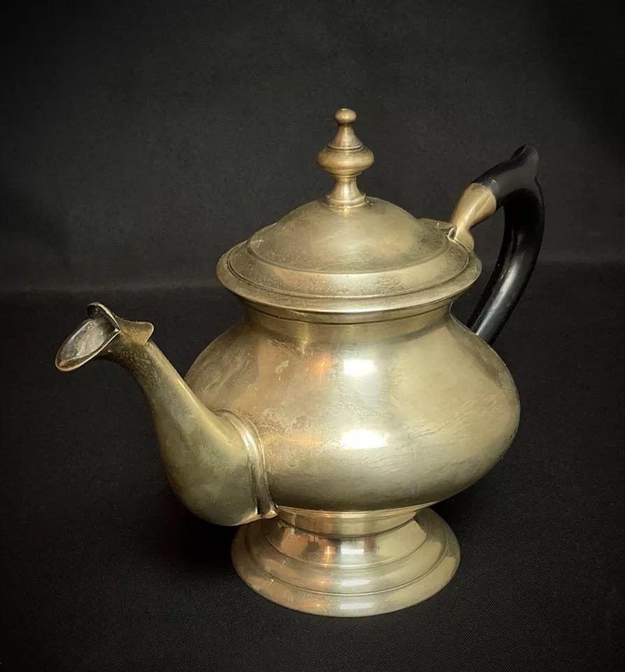 Élevez le décor de votre cuisine ou de votre salle à manger avec cette élégante théière ou cafetière du milieu du XXe siècle, fabriquée en métal robuste et au design épuré et intemporel. Reflétant le style des années 1940-1960, il est originaire de