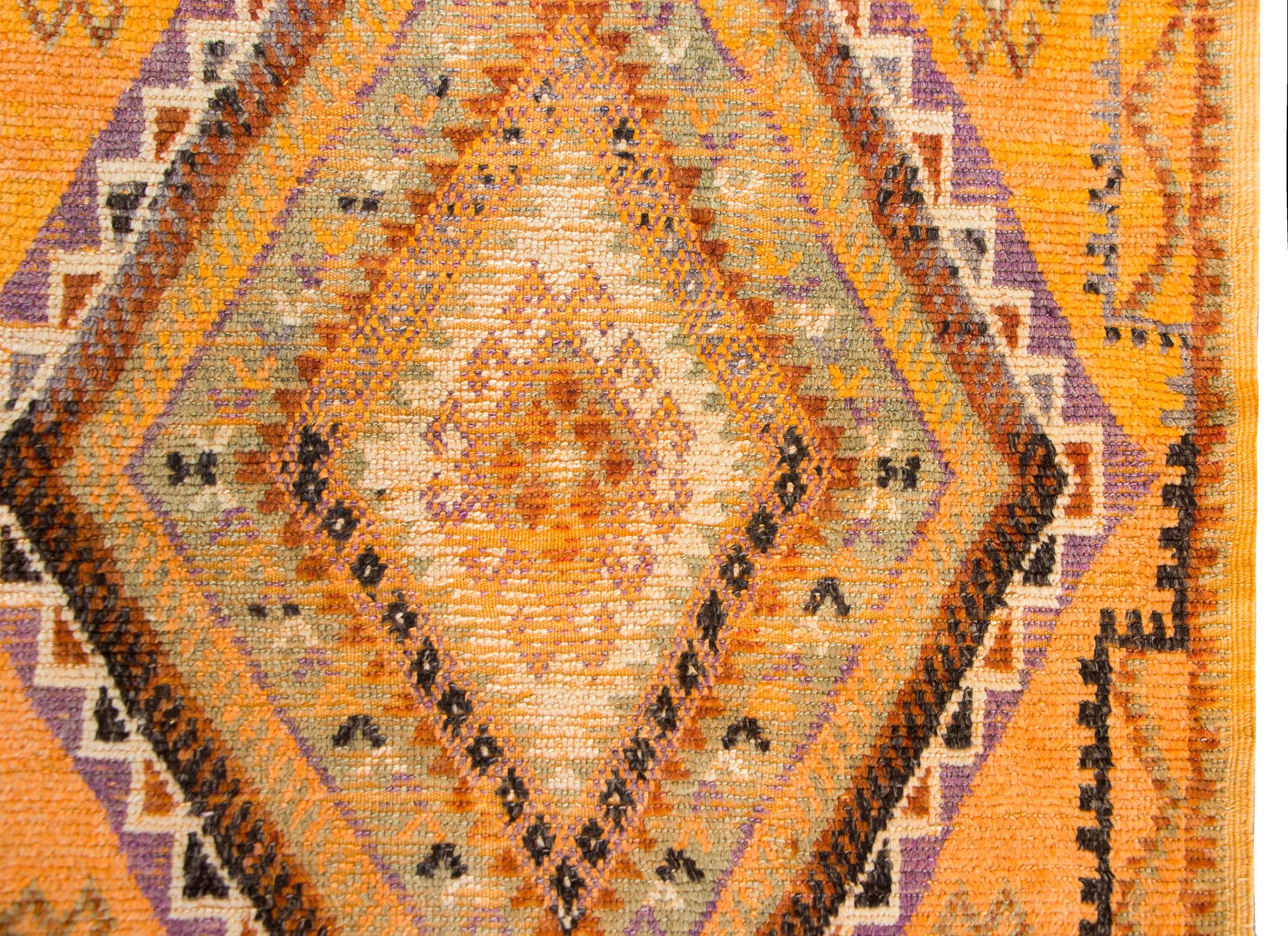 Vintage Mid-20th Century Moroccan Rug In Good Condition For Sale In Chicago, IL