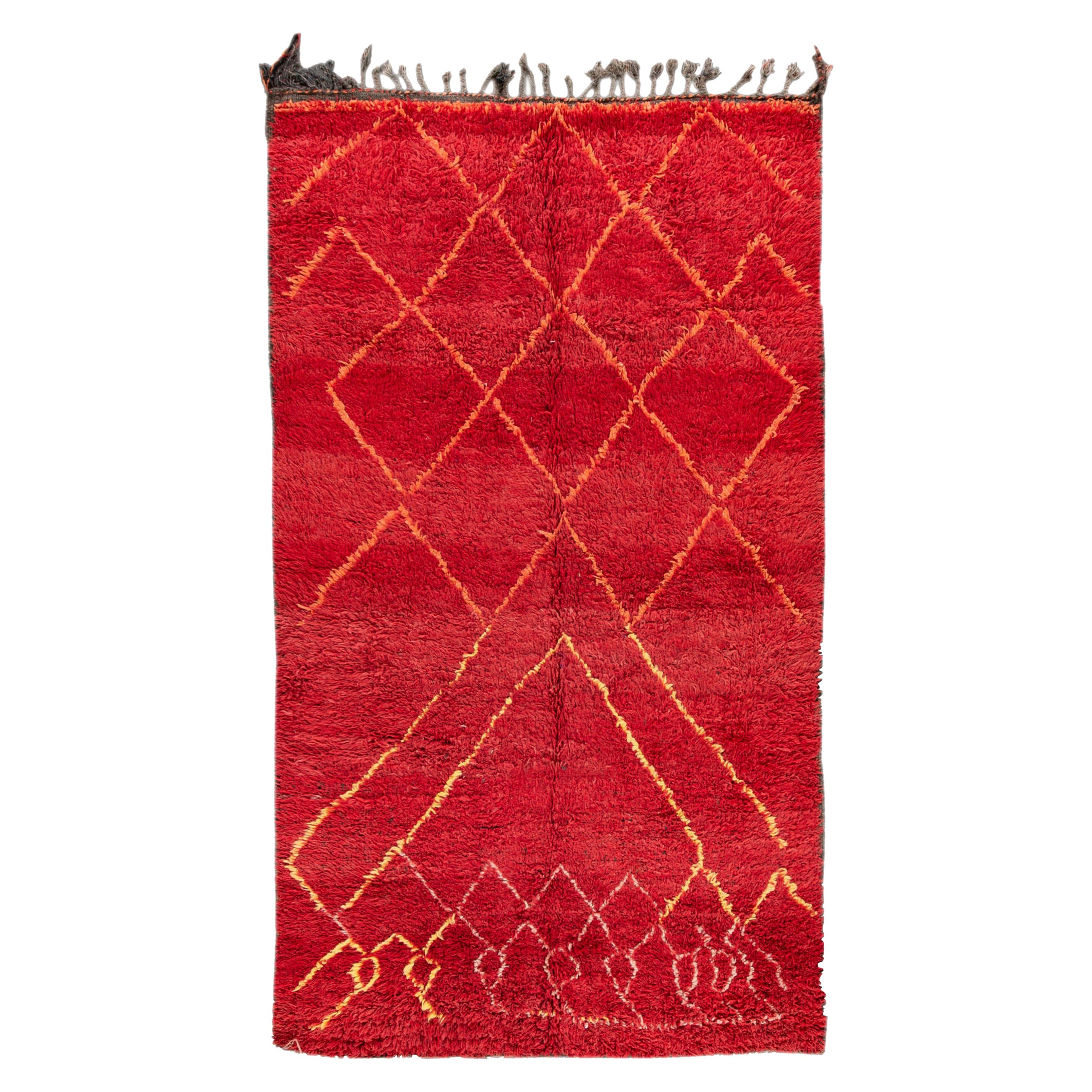 Tapis en laine marocaine tribal rouge vintage du milieu du 20e siècle