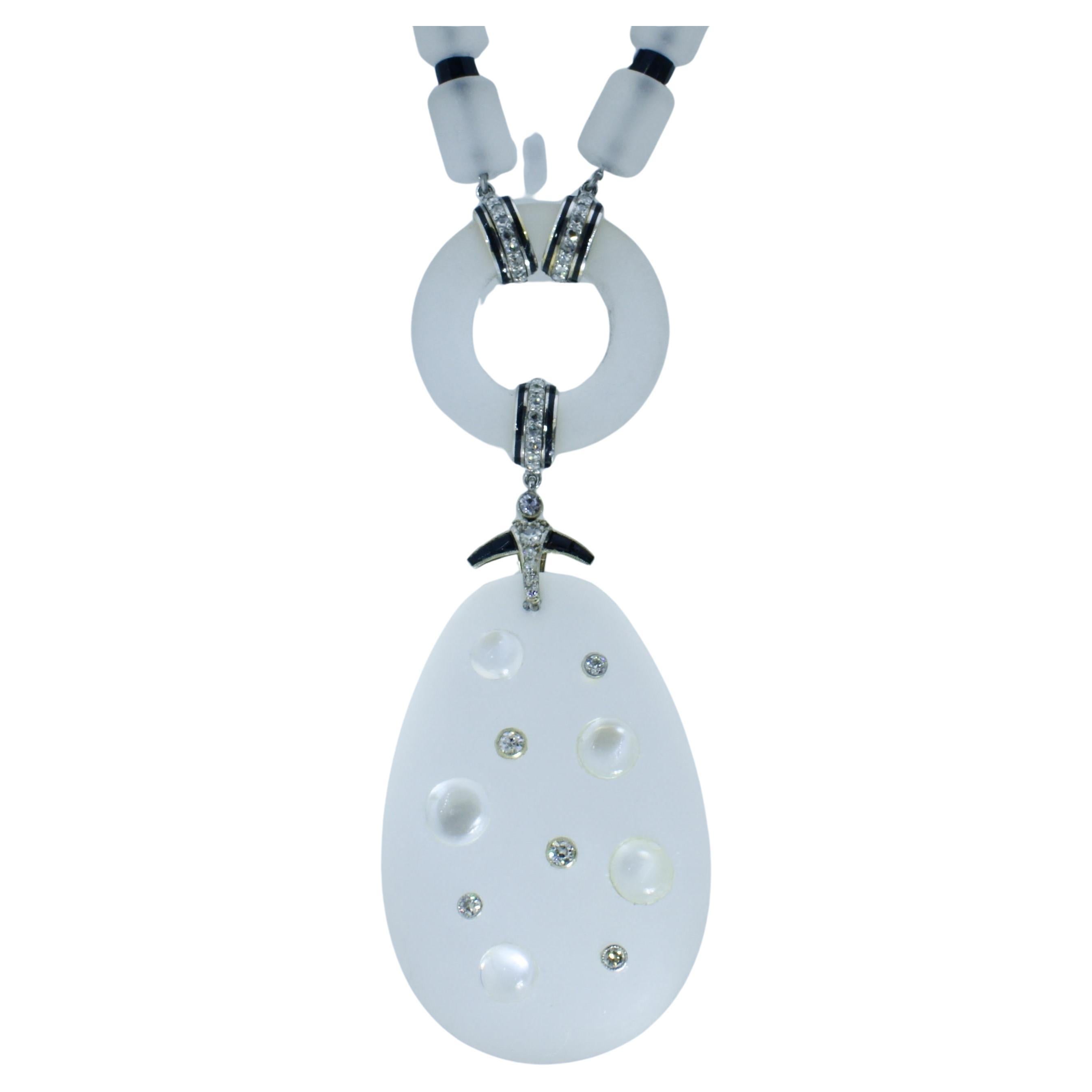 Sautoir d'epoca, risalente alla metà del XX secolo, composto da cristallo di rocca smerigliato, pietra di luna, onice a taglio vivo e diamanti. Questa lunga collana sospende un ciondolo di circa 3,5 pollici da due linee di 19 pollici di cristalli di