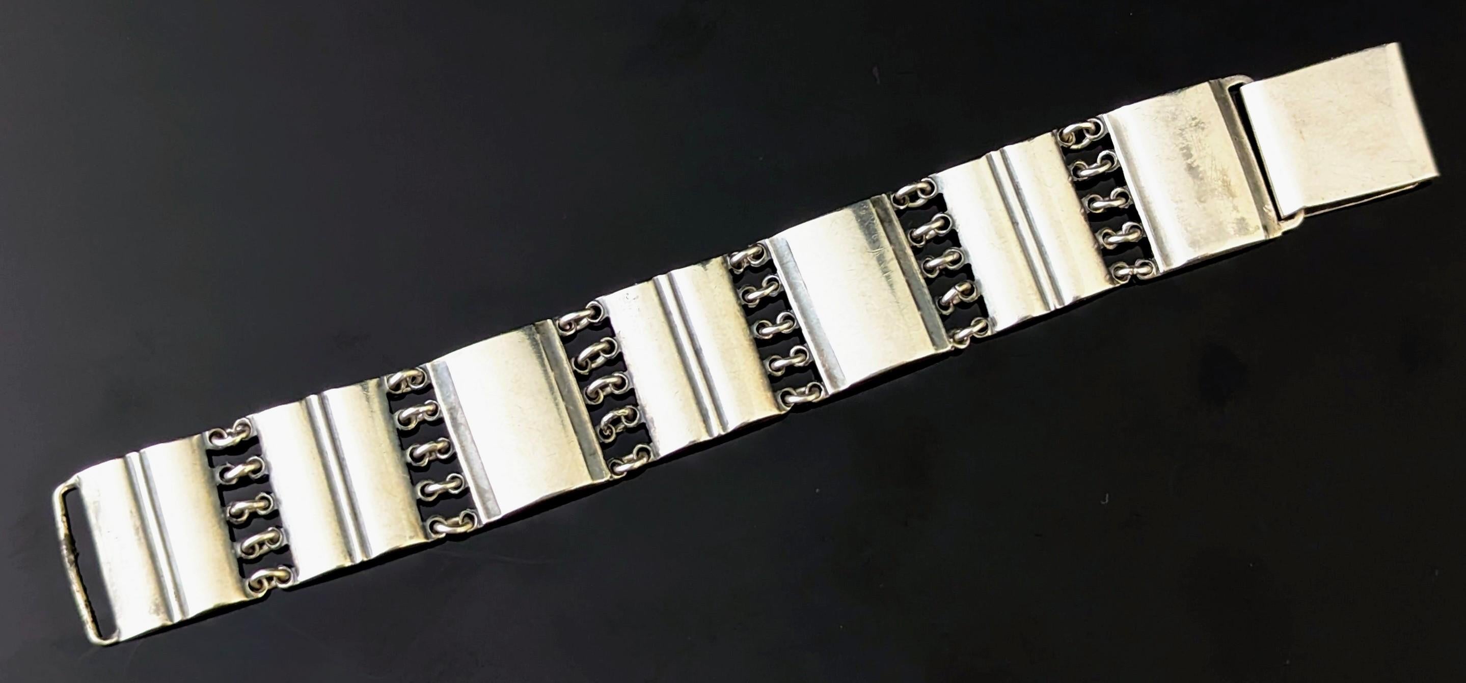 Non potrai fare a meno di rimanere affascinato da questo bellissimo bracciale vintage a pannelli in argento.

Si tratta di uno splendido pezzo d'epoca, risalente alla metà del XX secolo, realizzato in argento 830 e probabilmente norvegese.

Presenta