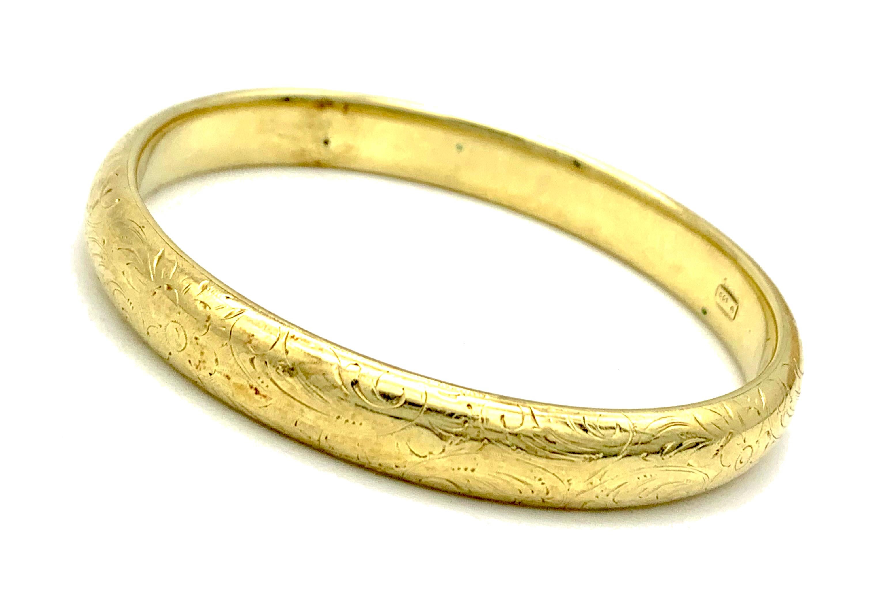 Post-War Vintage Mid 20th Century Solid 14K Yellow Gold Bangle Flower Engraving  For Sale
