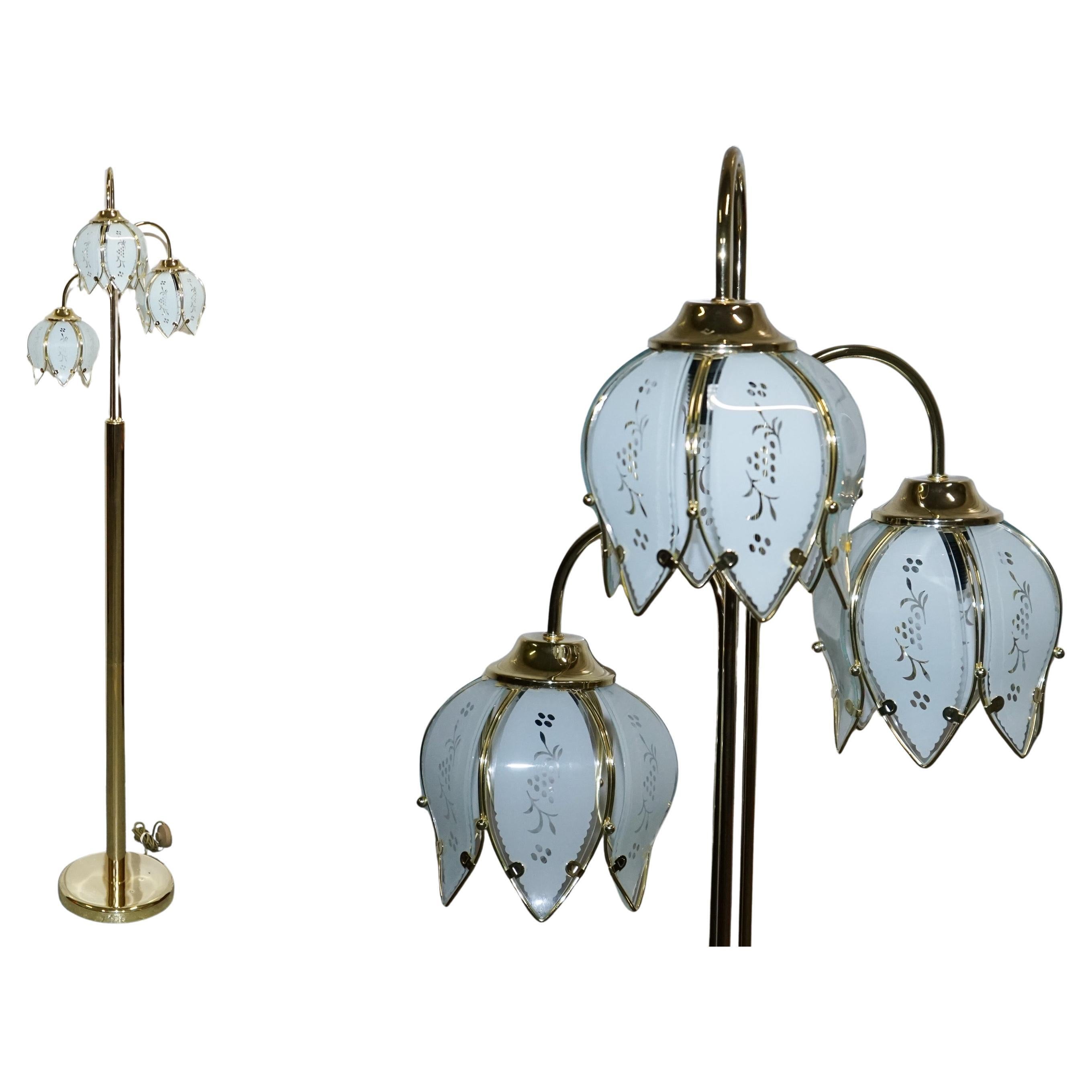 VINTAGE MID CENTRY HOLLYWOOD REGENCY BRASS WHITE TULiP GLASS FLOOR LAMP For Sale