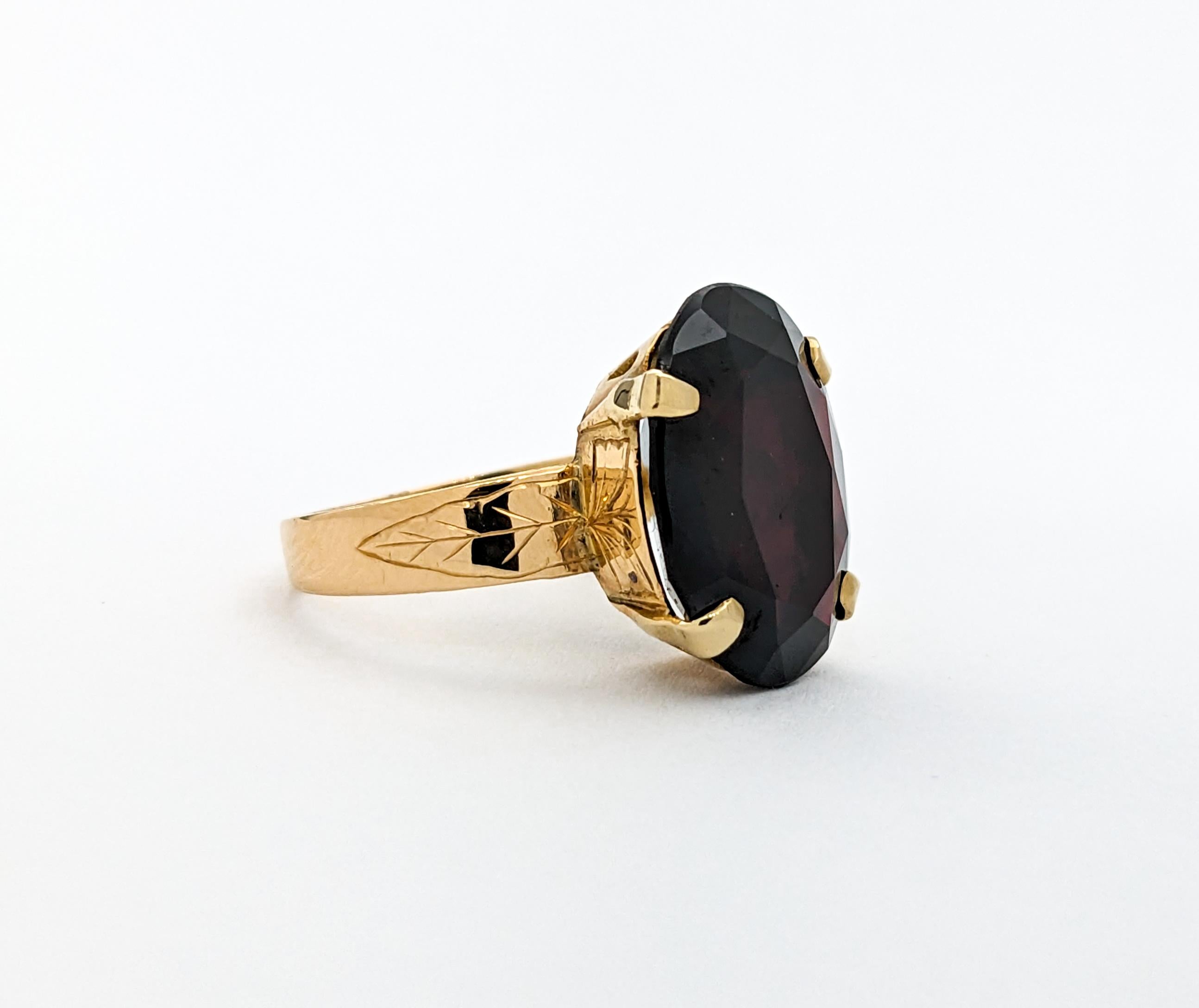 Vintage Mid-Century 10ct Oval Granat Ring In Gelbgold

Wir präsentieren einen prächtigen Vintage-Ring aus der Mitte des Jahrhunderts, der sorgfältig aus 14 Karat Gelbgold gefertigt ist. Dieser Ring ist ein wahres Schmuckstück und verkörpert die