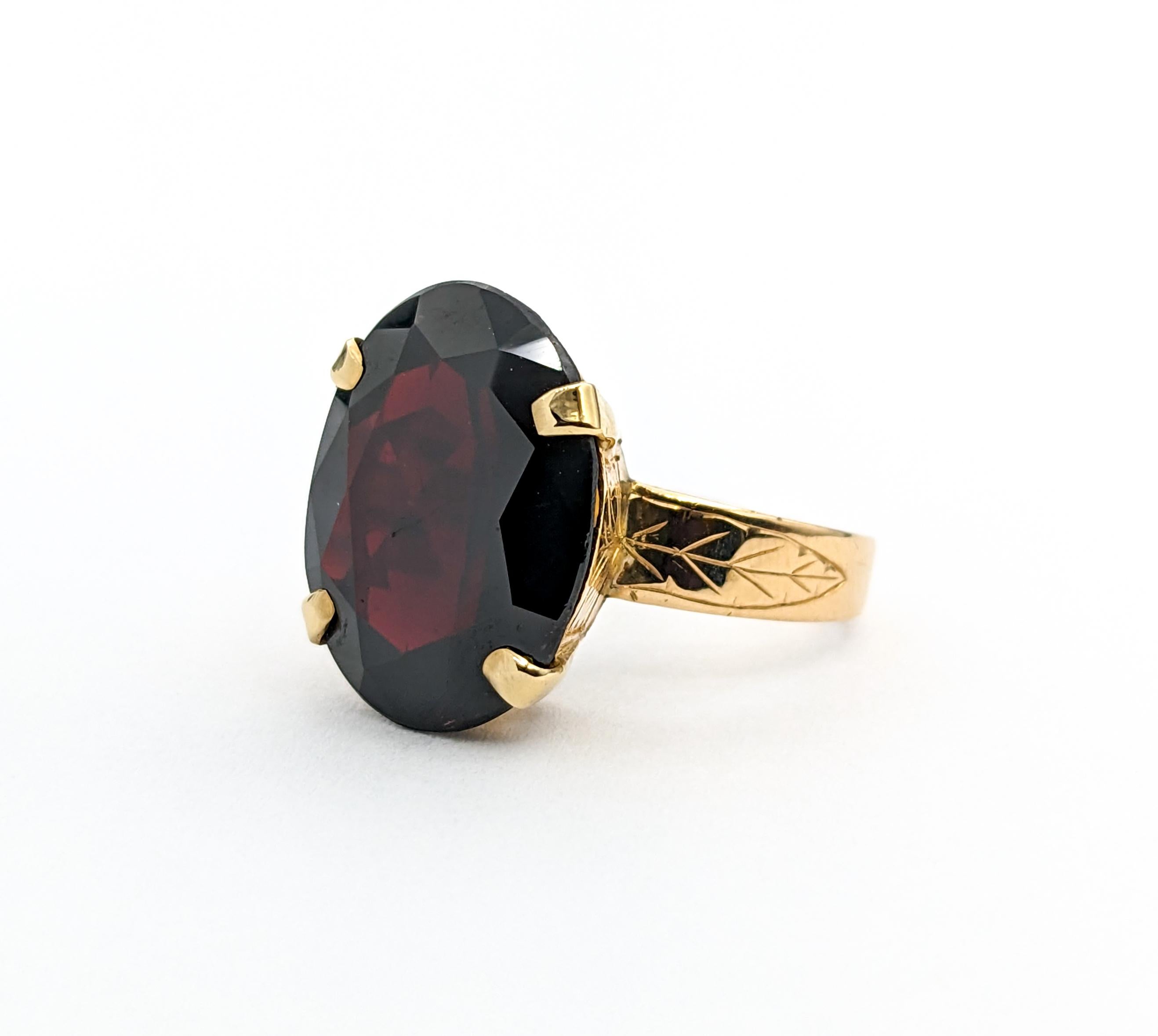 Vintage Mid-Century 10ct Oval Garnet Ring In Yellow Gold In Excellent Condition For Sale In Bloomington, MN