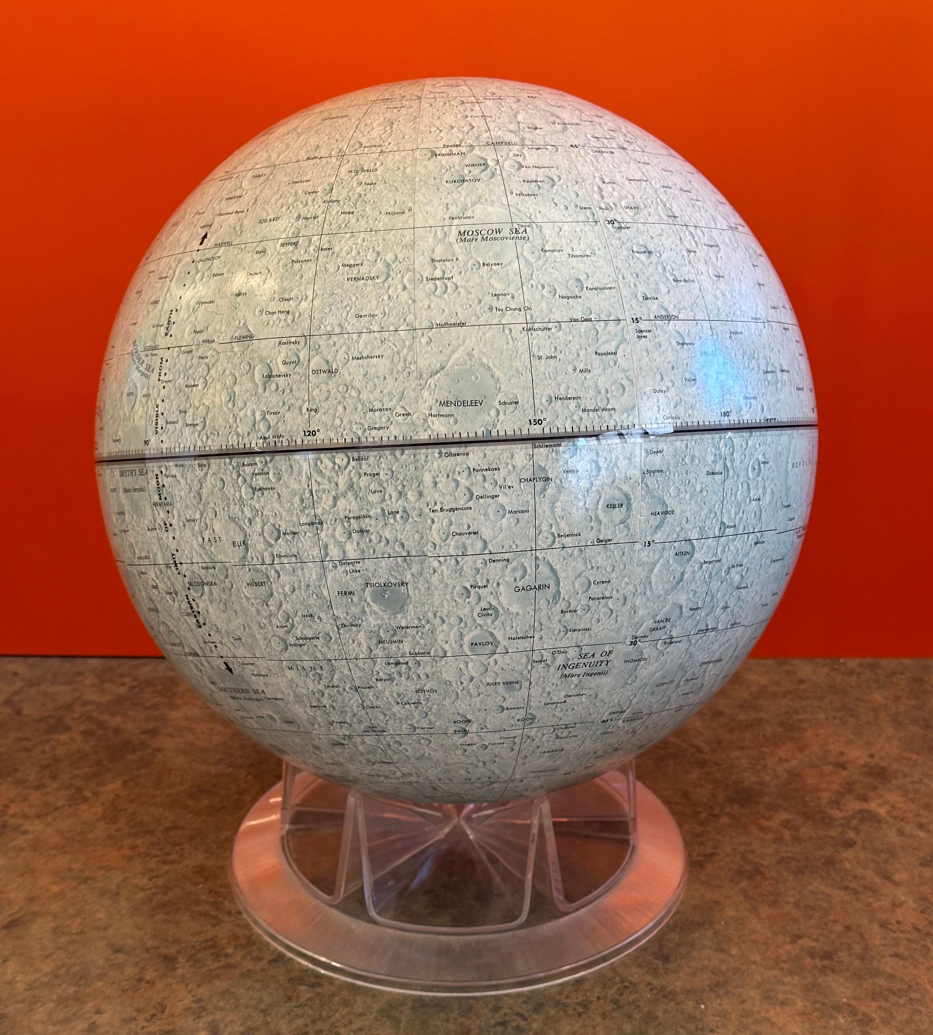 Un globe lunaire vintage de 12 pouces sur un support en lucite de Replogle Globes Inc. de Chicago, vers les années 1970.  Le globe est en très bon état et mesure 12 