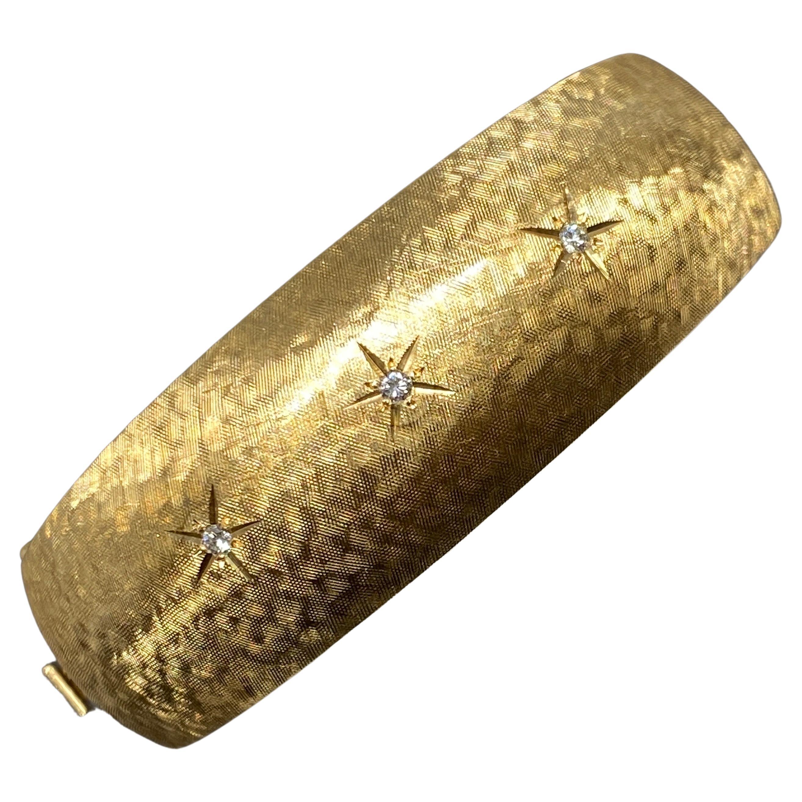 Up&Up vous propose ce fantastique bracelet à charnière en or jaune 14kt, datant des années 1960.

Ce grand, audacieux et magnifique bracelet large et convexe est réalisé en or jaune 14 carats dans un magnifique style Florentine.  finition texturée. 