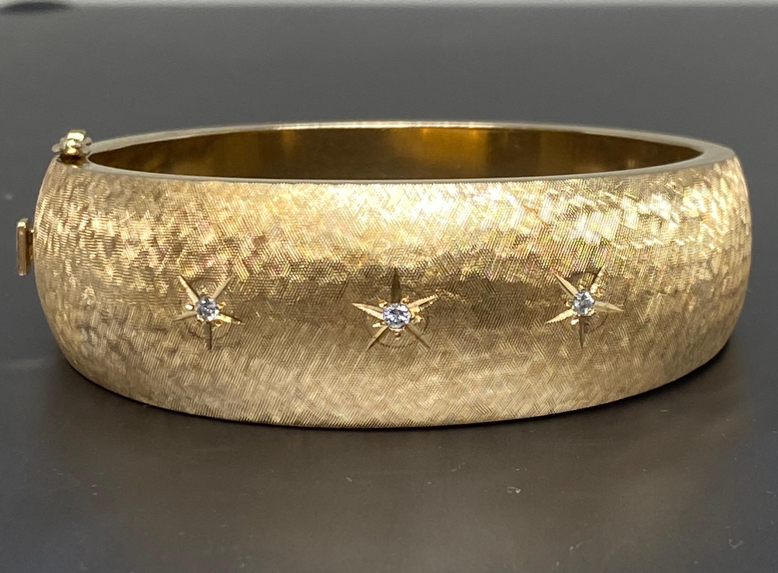 Round Cut Vintage Mid Century 14k Yellow Gold Florentine Diamond Hinged Bangle Bracelet For Sale