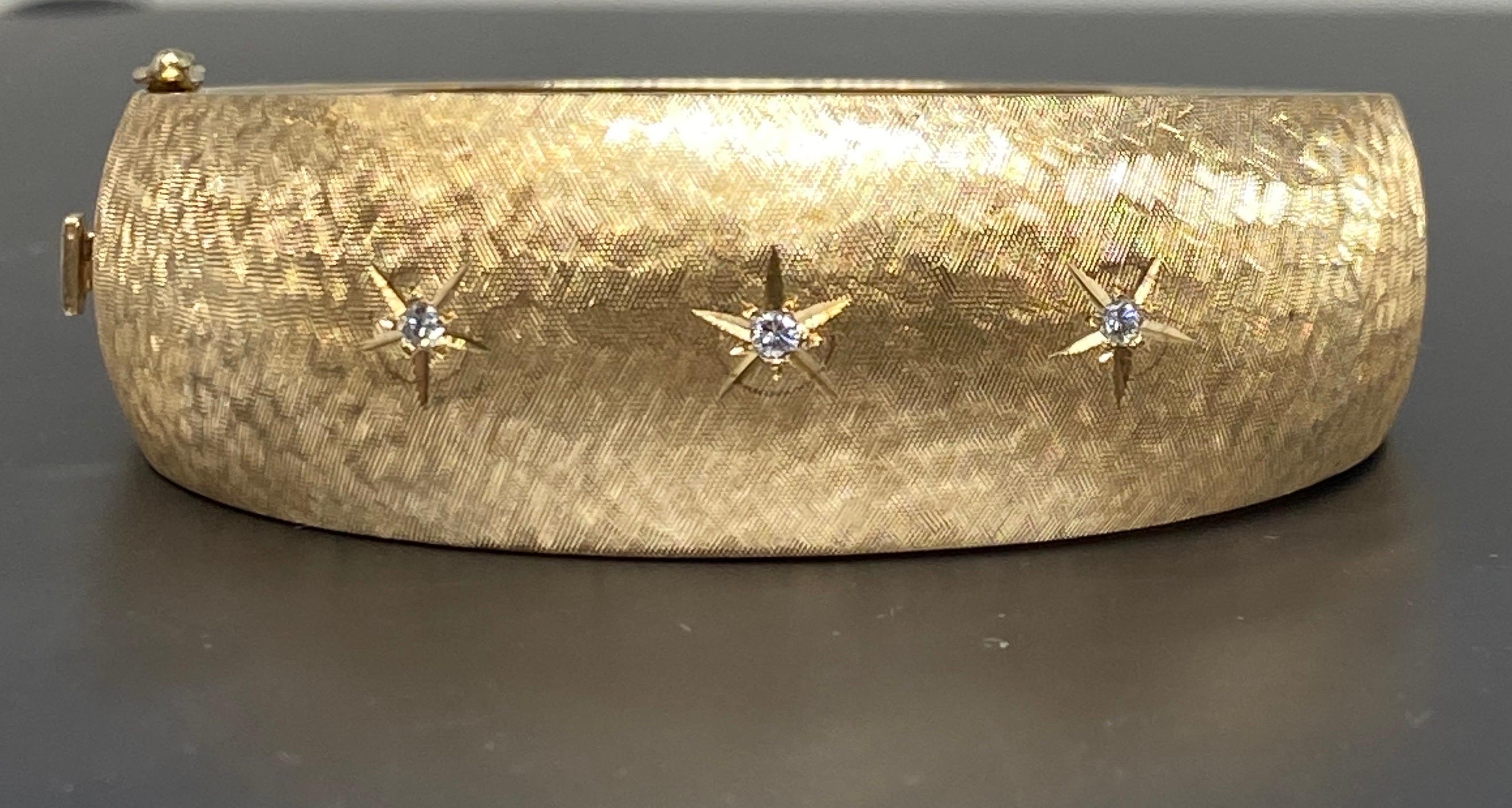 Vintage Mid Century 14k Yellow Gold Florentine Diamond Hinged Bangle Bracelet In Good Condition For Sale In Bernardsville, NJ