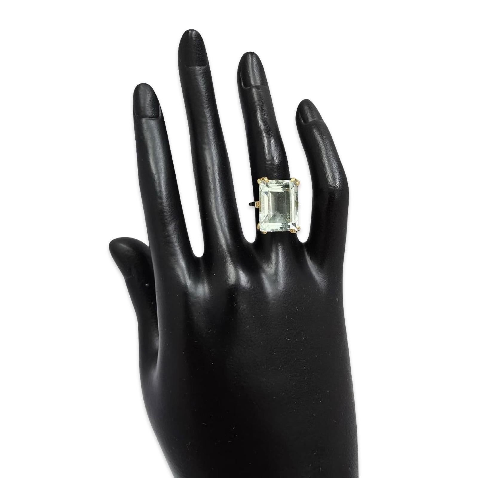 Ein auffälliger Aquamarin-Cocktailring aus der Mitte des Jahrhunderts, gefertigt aus massivem 18-karätigem Gelbgold, mit einem wunderschön proportionierten Aquamarin im Smaragdschliff von etwa 15 Karat. Der Stein zeigt den eleganten, blass-zarten